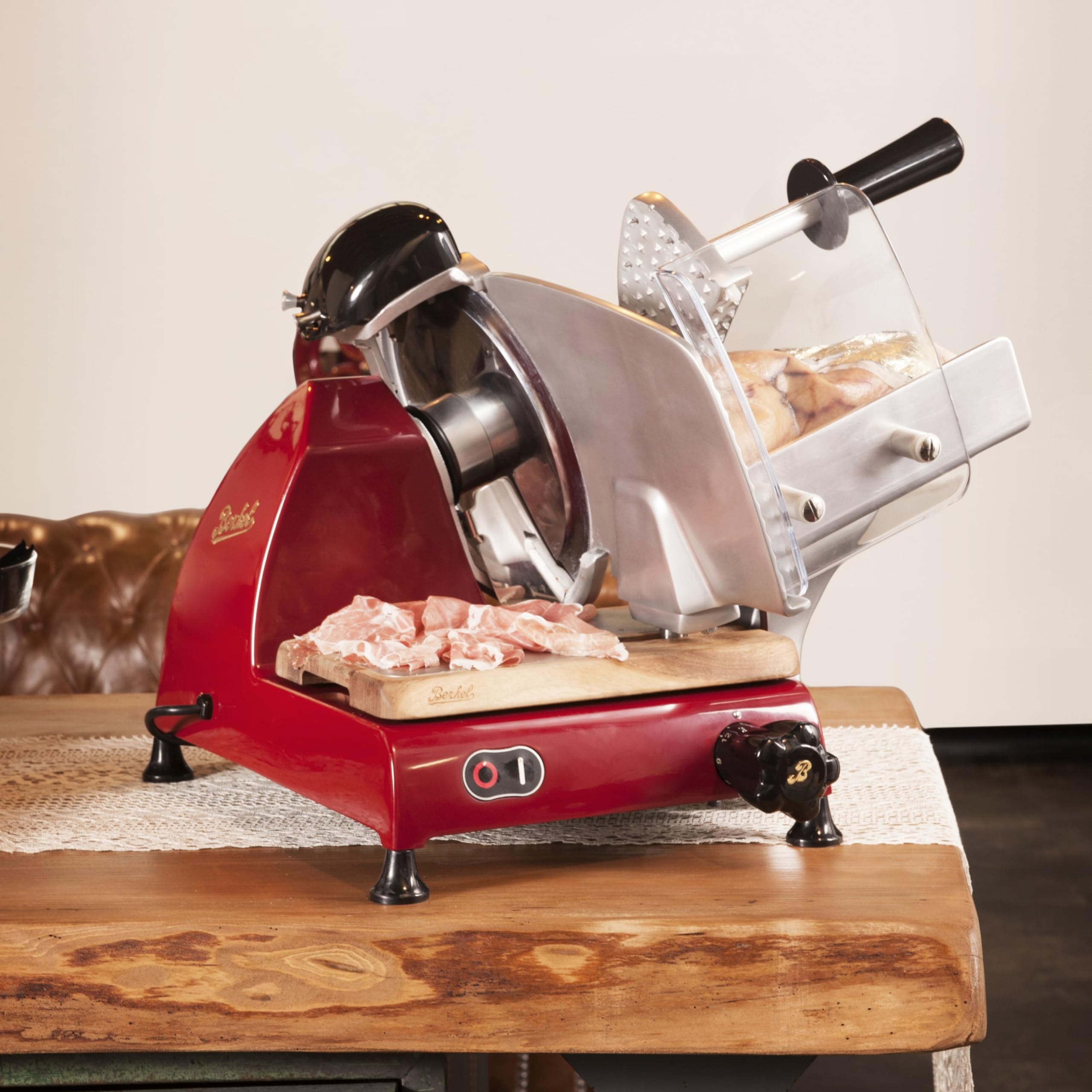 Berkel Red Line 250 rot Profi Aufschnittmaschine + Einlegebrett aus alten Wein Fassholz - Sonderangebot statt 1179,-