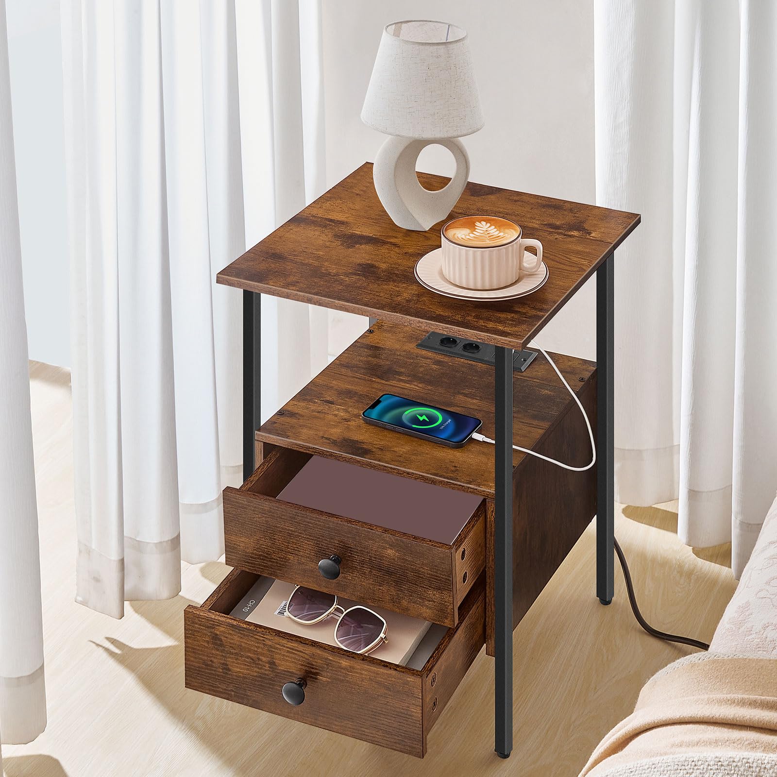 HOOBRO Mesita de Noche con Estación de Carga, Mesa Auxiliar con 2 Cajones, 2 Tomas CA, 1 Puerto USB A y 1 Puerto Tipo C, Mueble para sofá, Marrón Rústico y Negro EBF43CBZ01G3