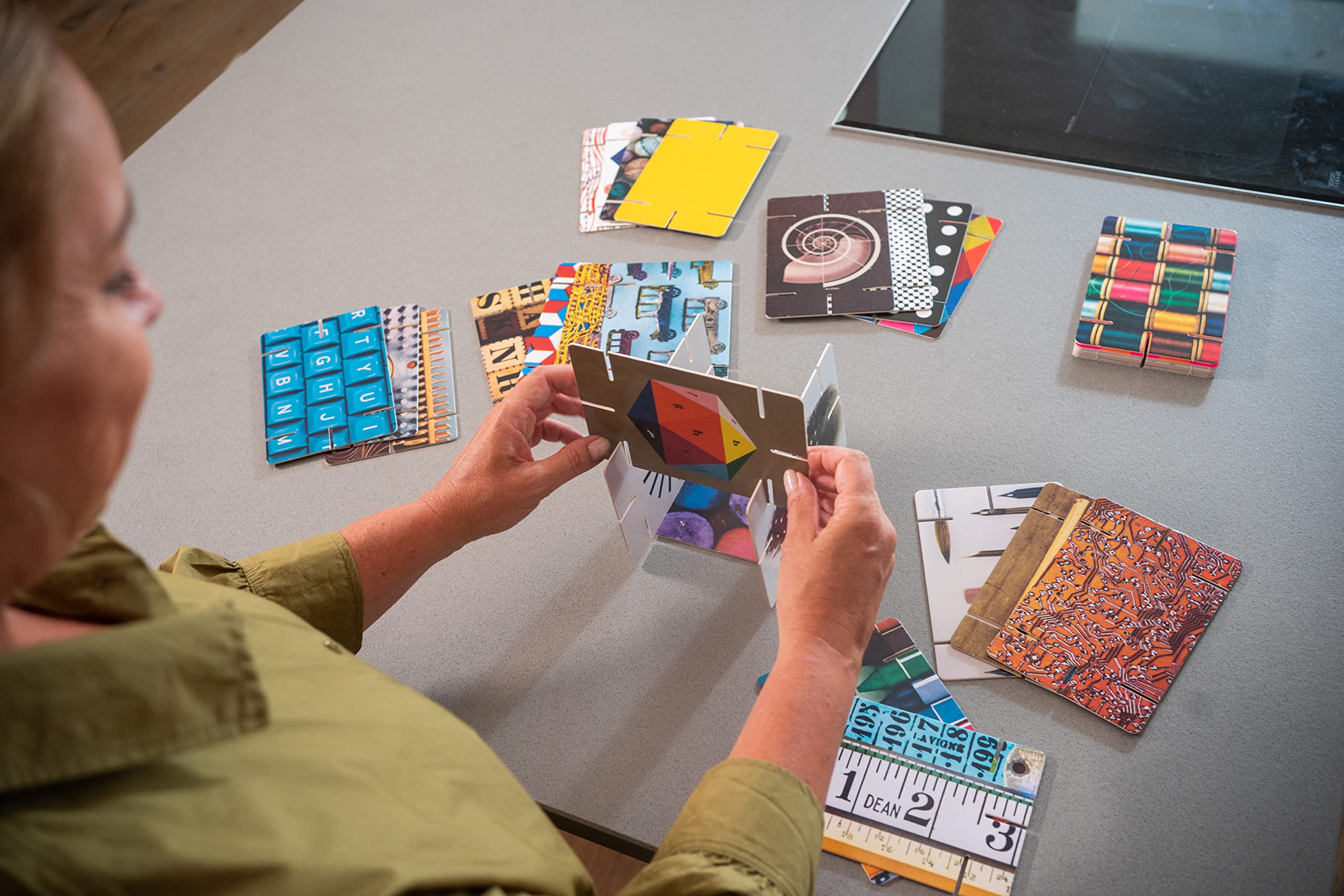 Ravensburger Eames House of Cards® Collectors Edition - Der Steckspiel Klassiker mit den Designs von Eames für Kinder ab 6 Jahren