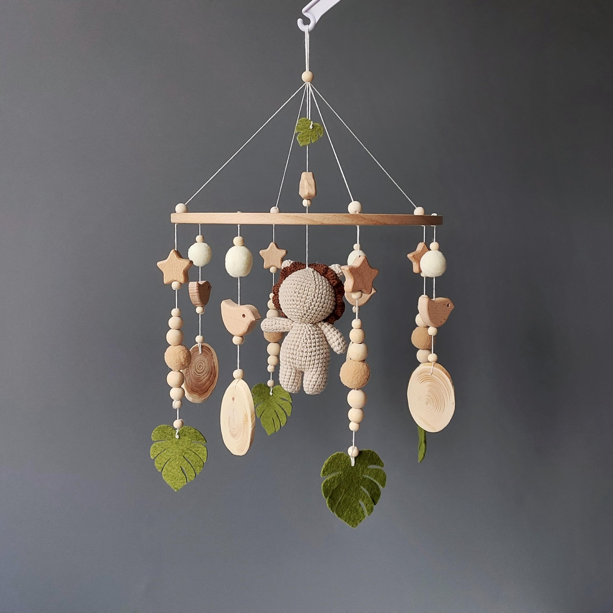 Häkel Baby Mobile mit Löwe – Safari Dschungel Mobile fürs Babybett - Handgemachtes Krippen-Mobile mit Rassel - Neutrale Babyzimmer - Deko Geschenk zur Geburt