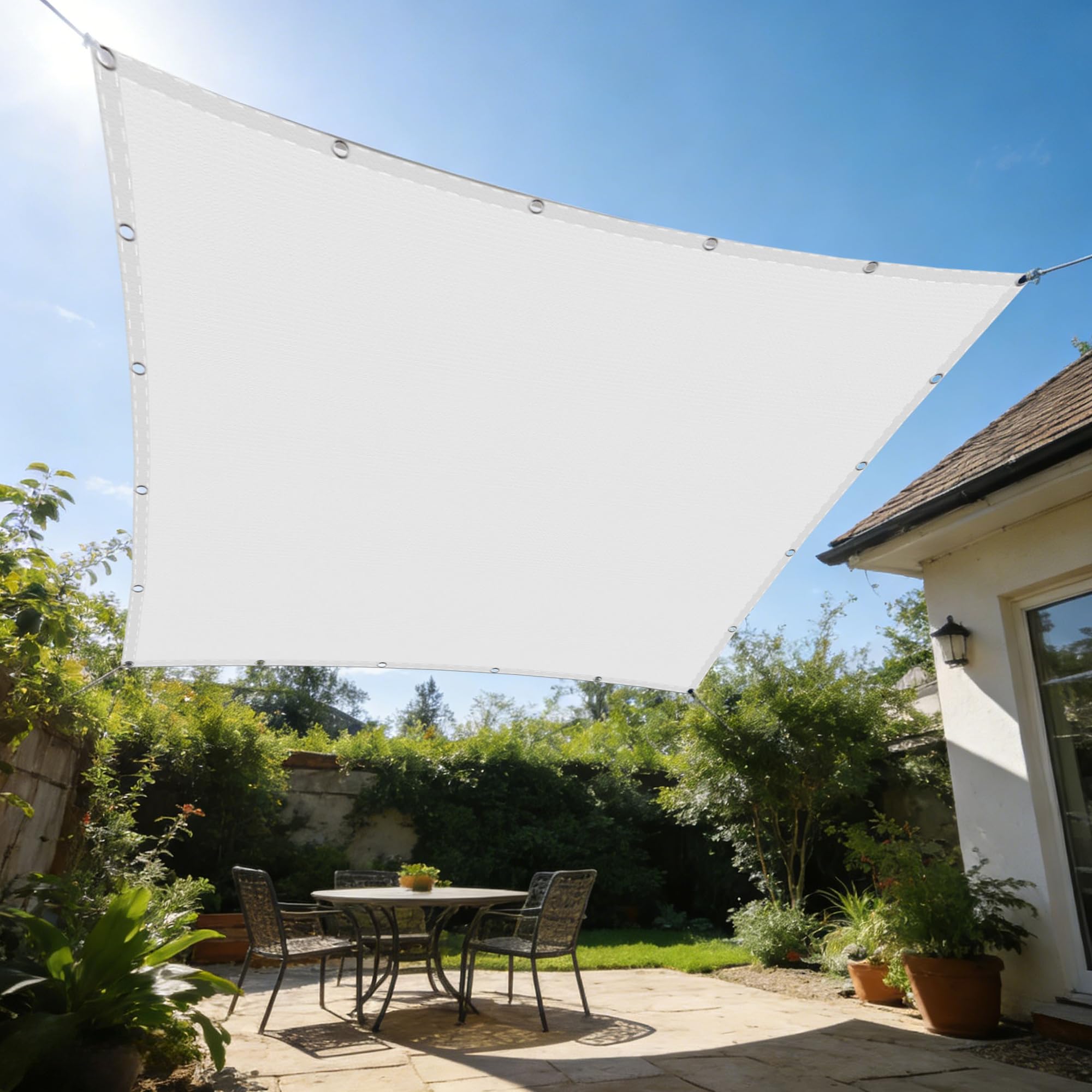 Voile d'ombrage contre la chaleur du soleil sur le balcon et la terrasse