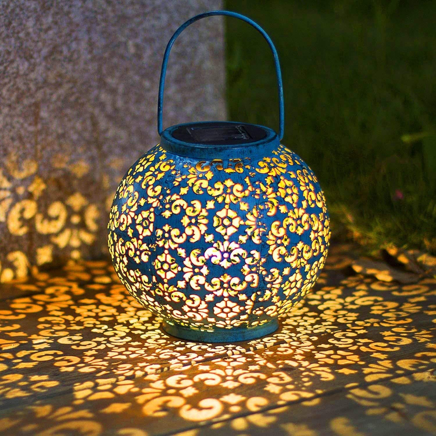 Lanterna solare da giardino LED Lampada a sospensione decorativa in metallo per esterni a energia solare per esterni di Natale