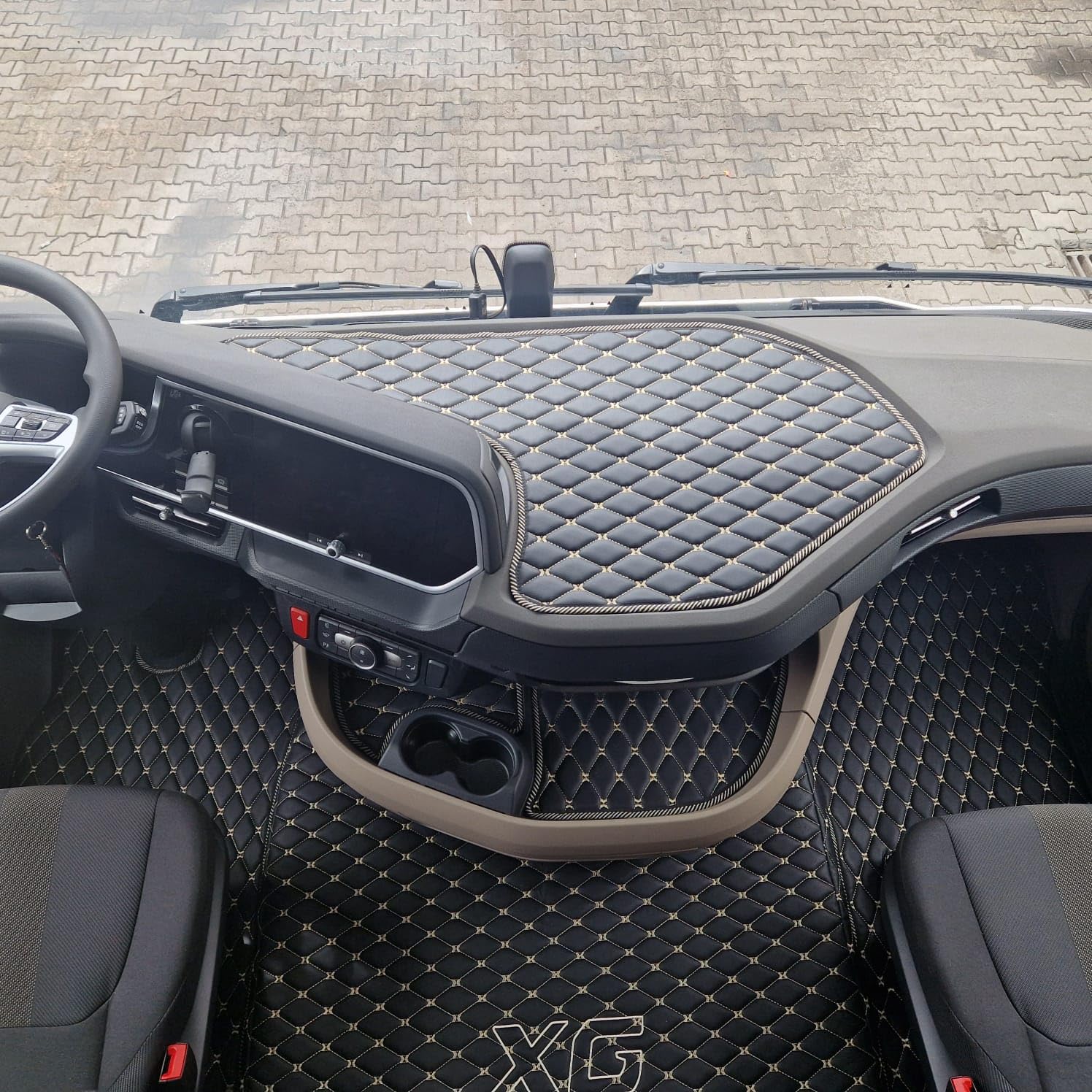 Dywaniki do samochodu ciężarowego pasują do DAF XG 2022+ mata pod stopy (materiał czarny, nici beżowe)
