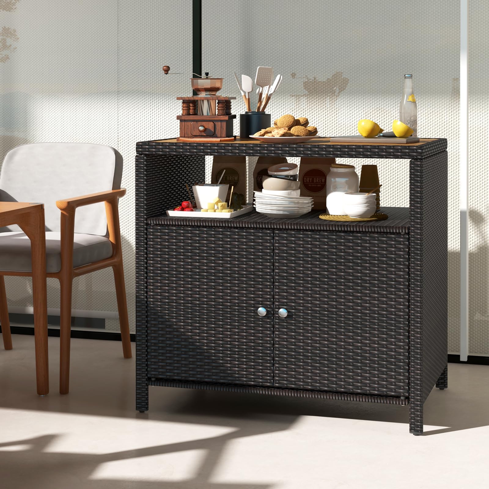 GYMAX Armoire Buffet Extérieur en Rotin, Meuble Rangement Étanche, Grand Plateau 90x53cm en Bois d'Acacia, pour Balcon Barbecue Cuisine Jardin (Brun)