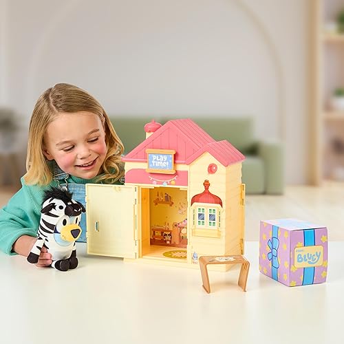 Miniatura 9 de Bluey El paquete exclusivo de juguetes suaves de peluche de 7 a 8 pulgadas de Tienda incluye peluche festivo y de bingo con sombreros de Papá Noel