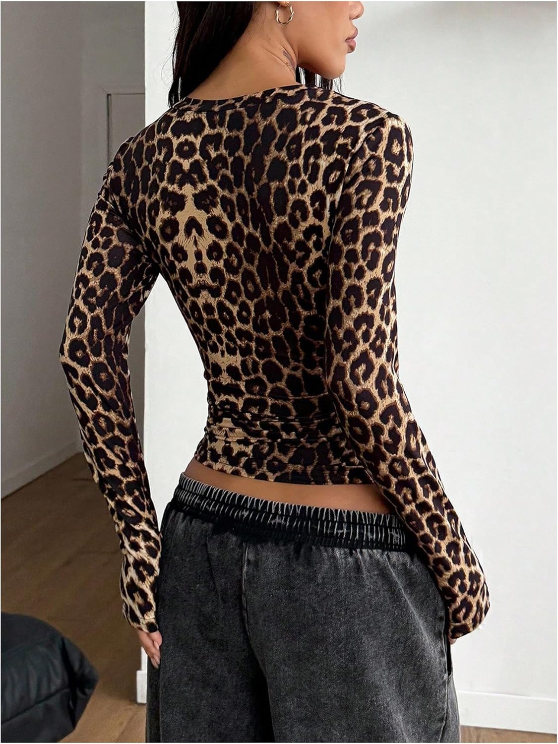 Women's Leopard Long Sleeve T Shirts V Neck Cheetah Y2K Crop Tops Concert Going Out Tops Streetwear - Image 2
