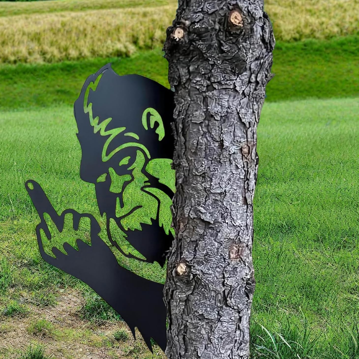 2025 NEW Bigfoot Metal Art Showing Middle Finger Ornaments, Bigfoot Sign Yard Decor, Sneaky Sasquatch Statue, Big Foot Flipping Off Tree Faces Decoration, Decorative Signage Cutout Posters (Middle Finger Bigfoot,M 15"×20")