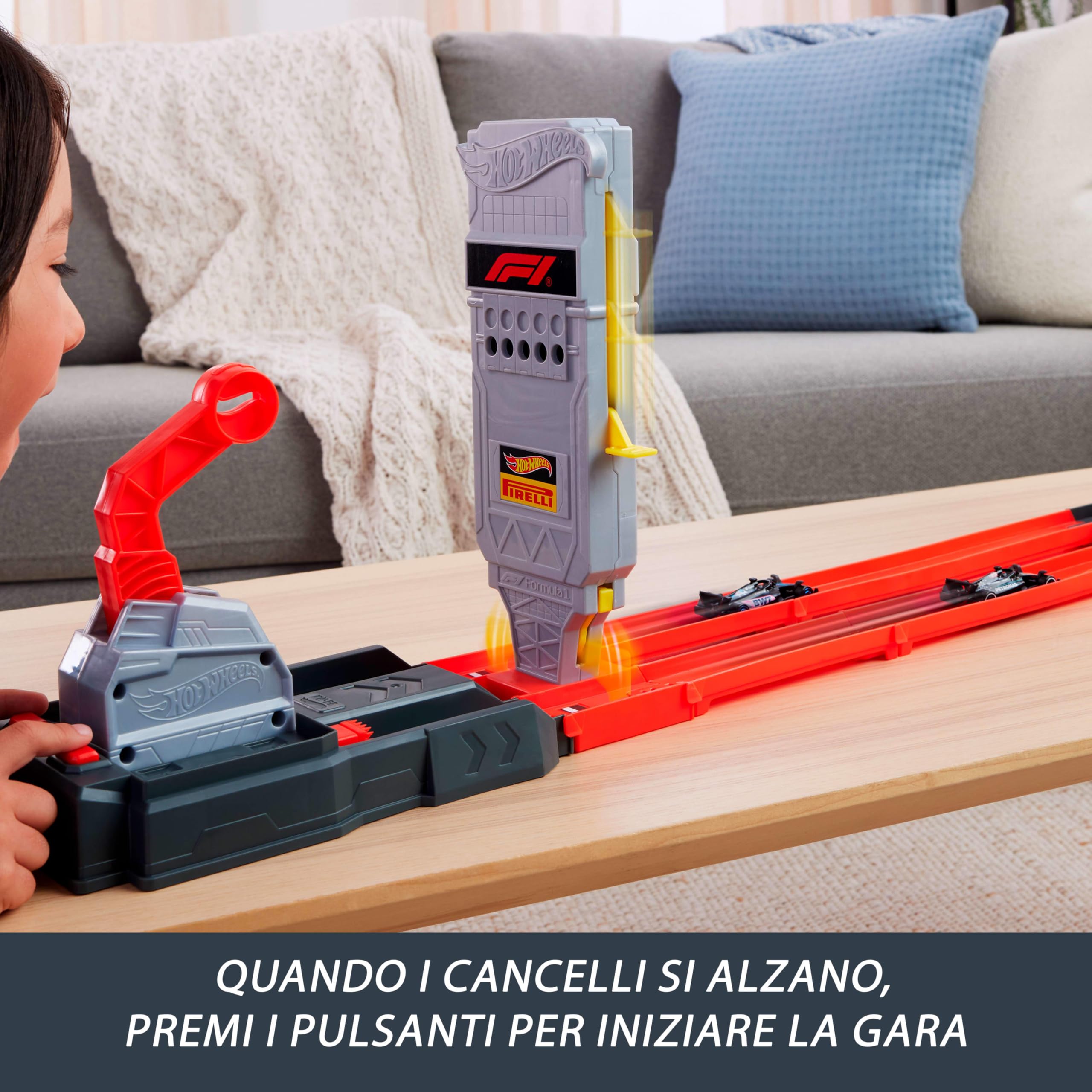 Hot Wheels Racing Formula 1 - Griglia di Partenza, set pista con 2 macchinine da F1 incluse, griglia e torre di partenza con lanciatori e bandiera a scacchi, 3+ anni, JKM88