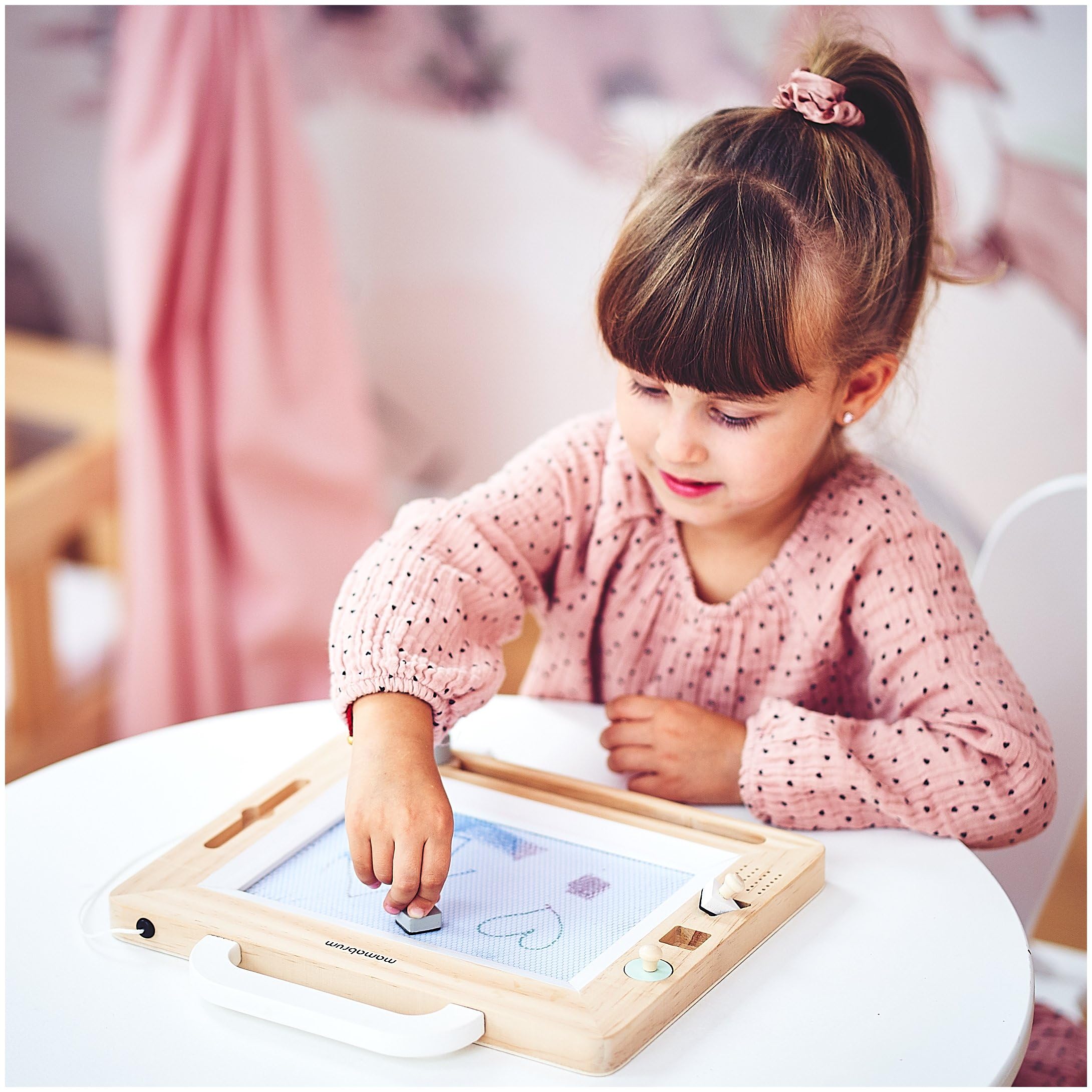 Mamabrum Lavagna per Bambini con Timbri in Legno - Giochi Bambini 3 Anni per Imparare a Scrivere e Disegnare - Tavolo Magnetico Educativo con Stilo di Sicurezza