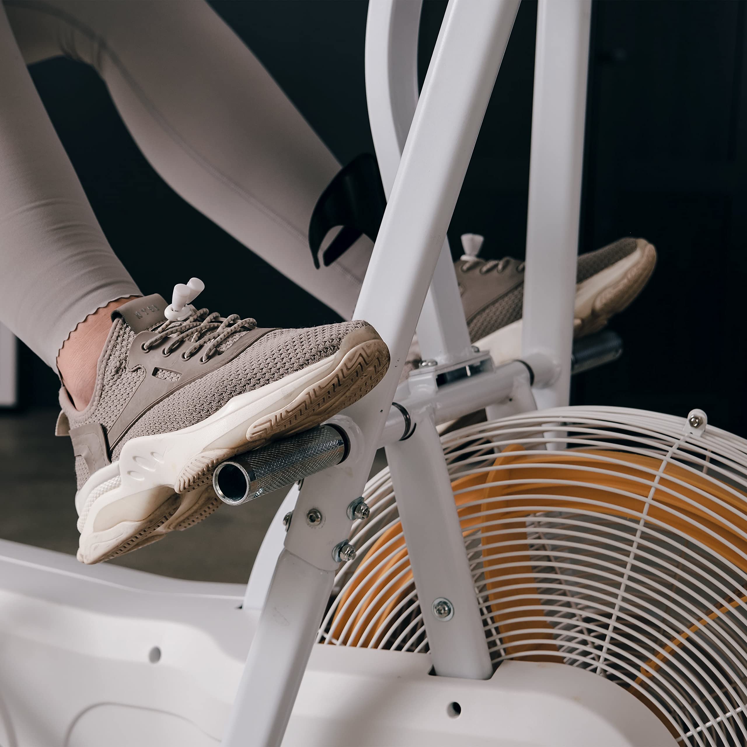 SportPlus, professionale Air Bike con resistenza all'aria e compatibilità con l'app, per HIIT, computer di allenamento intelligente, portata fino a 135 kg