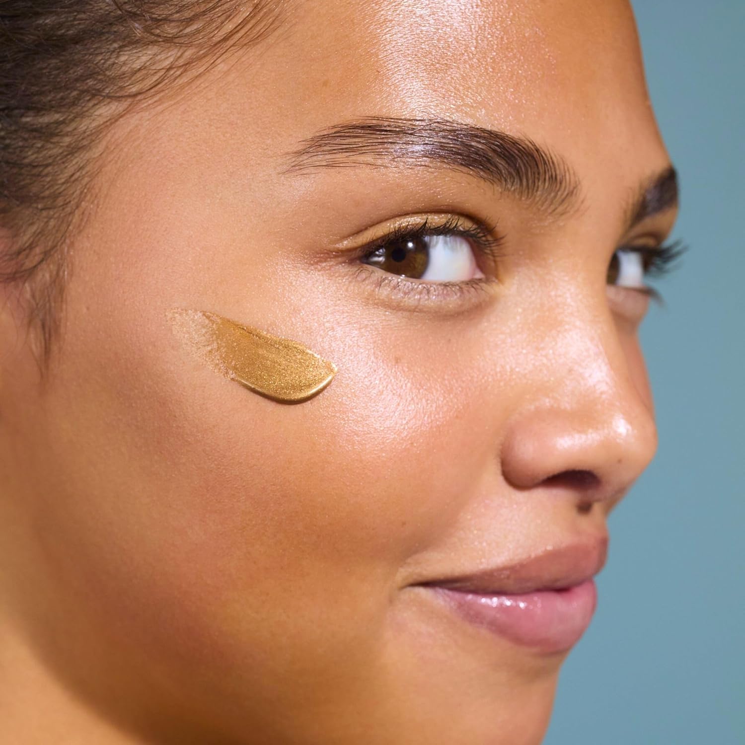 Isle of Paradise Sunny Serum Bronzing Serum – Instantly Illuminating Liquid Face Bronzer with Niacinamide, Buildable Wash-Off Formula for Versatile Wear – 1.01 fl oz - Image 8