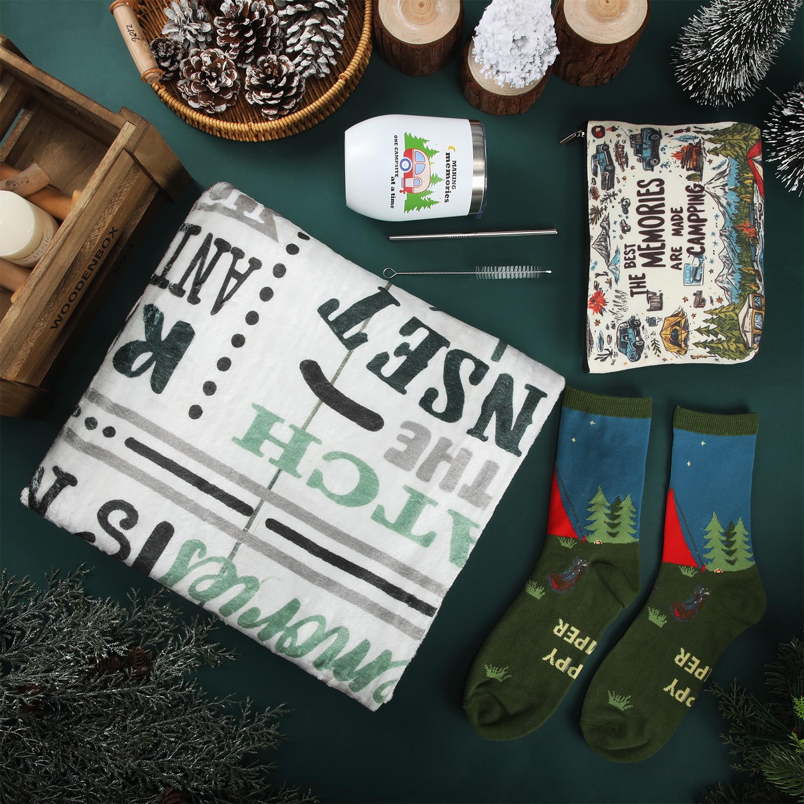 Patelai 4 Stück Camping-Geschenke für Damen und Herren – inklusive Trinkgläser, Überwurfdecke, Socken, Kulturbeutel für fröhliche Camper-Dekoration, Outdoor, Picknicks, Wandern, Wohnmobil-Ausflüge