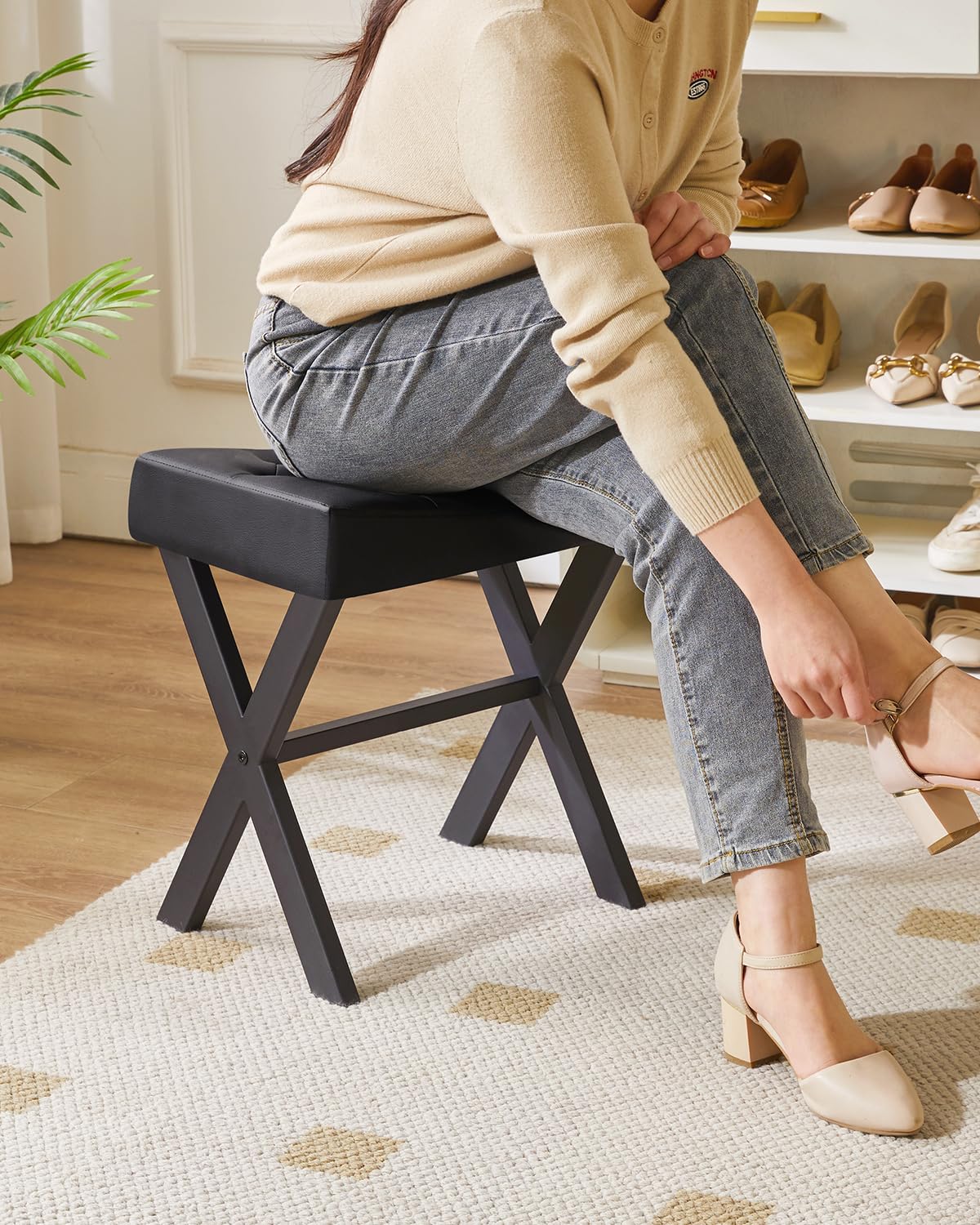 IBUYKE U-förmiger PU Eitelkeitshocker, quadratischer Make-up Hocker mit X-Bein, Ottoman Sitz Fußstütze Hocker, Multi-Use als Kleiner Beistelltisch, für Schlafzimmer, Wohnzimmer, Schwarz WBD019B