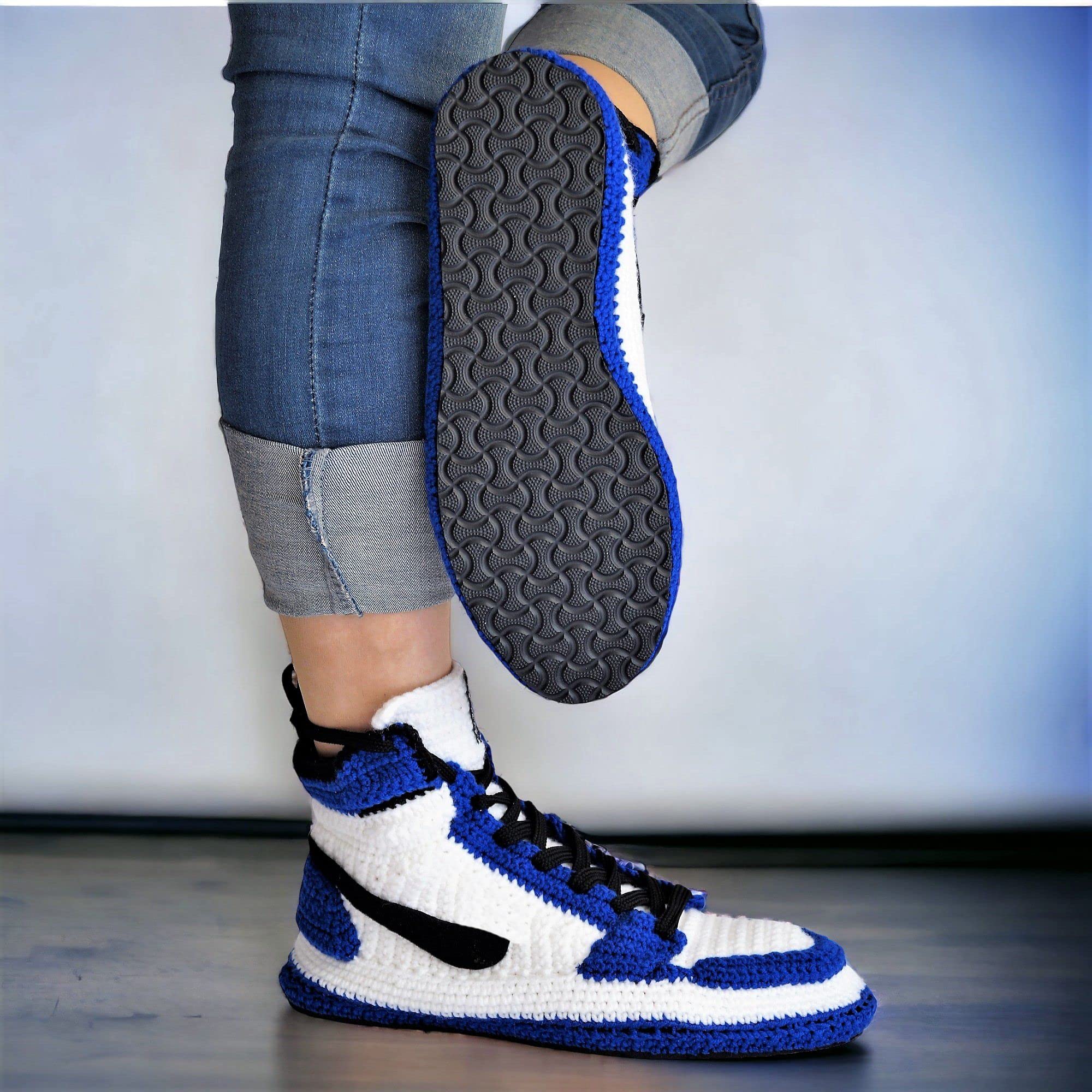 Handgefertigte Universitätsblaue Jordan Style Sneaker Hausschuhe - Personalisierte High-Top Plüsch Slipper - Große Größen - Warme Baumwoll-Woll-Mischung