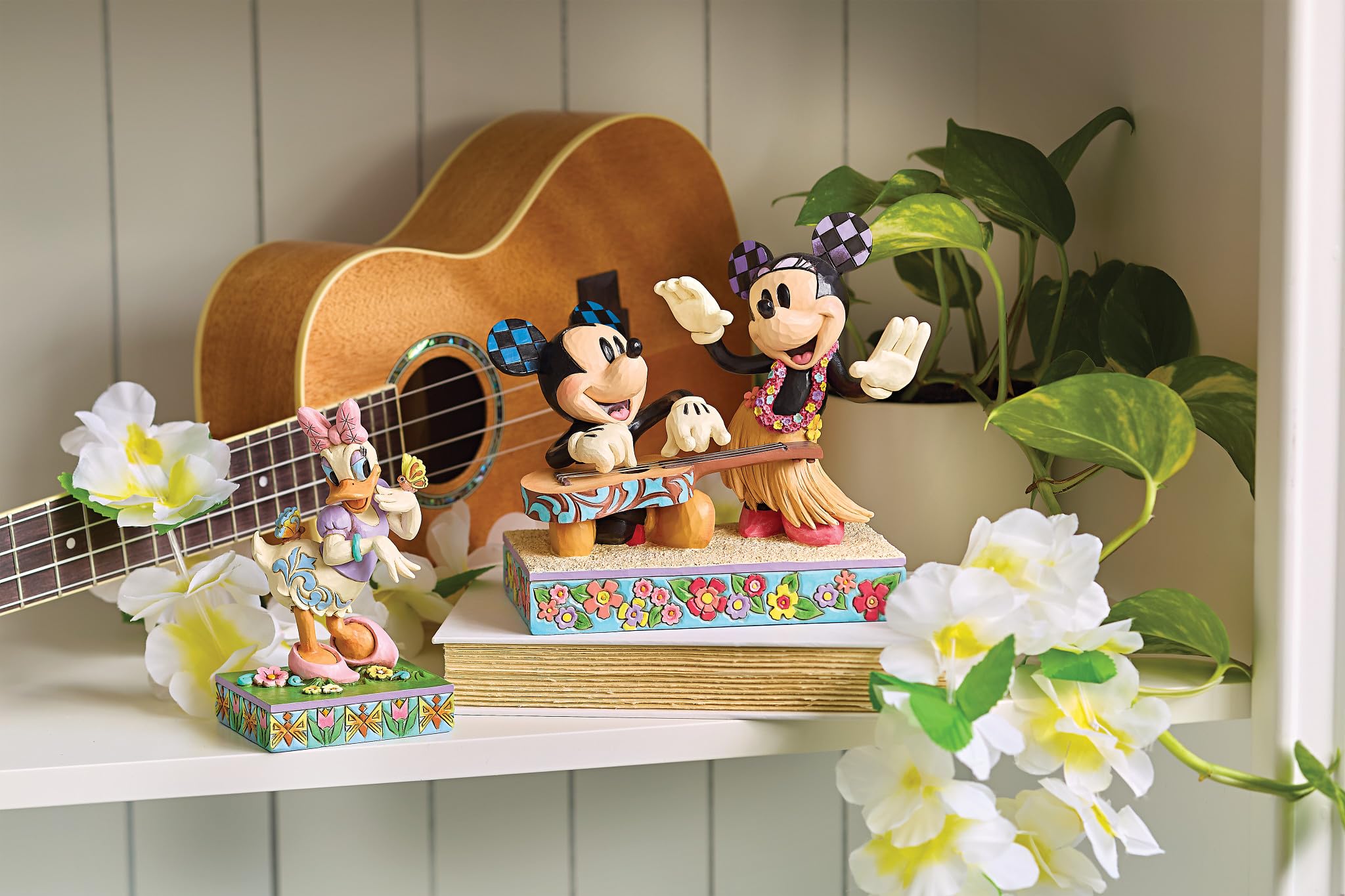 Disney Traditions Daisy Duck With Butterflies Figurka