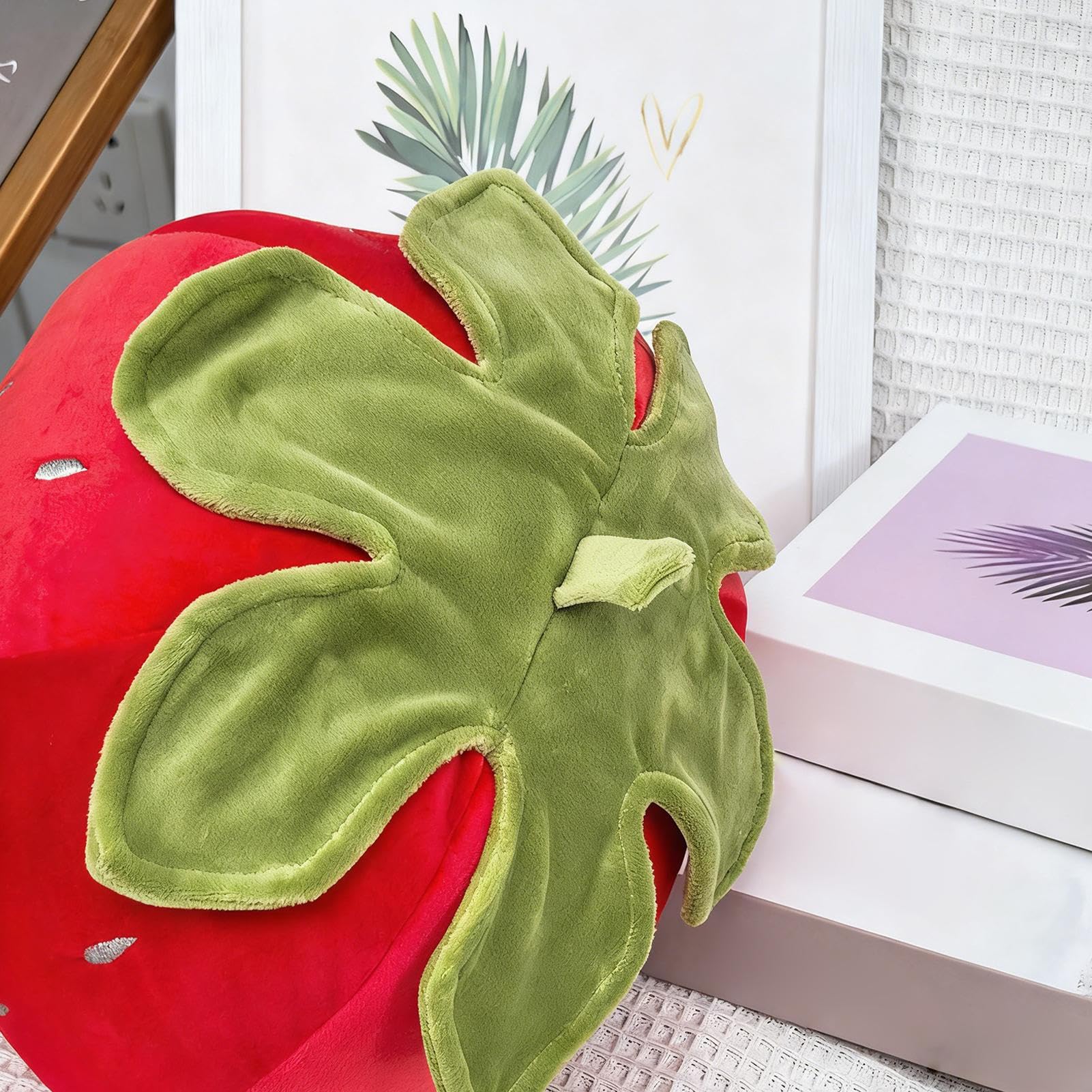 Coussin Doudou Fraise 30 Cm – Peluche Réaliste En Tissu Doux, Rembourrage PP – Décoration Canapé, Cadeau Anniversaire, Pâques, Noël
