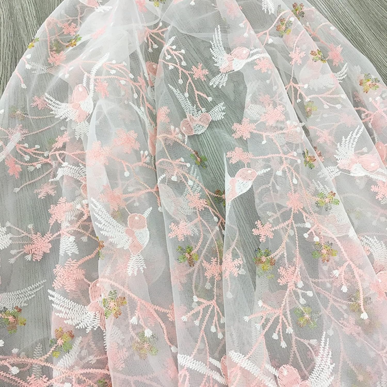 Tessuto in tulle di pizzo con fiori e uccelli ricamati in poliestere