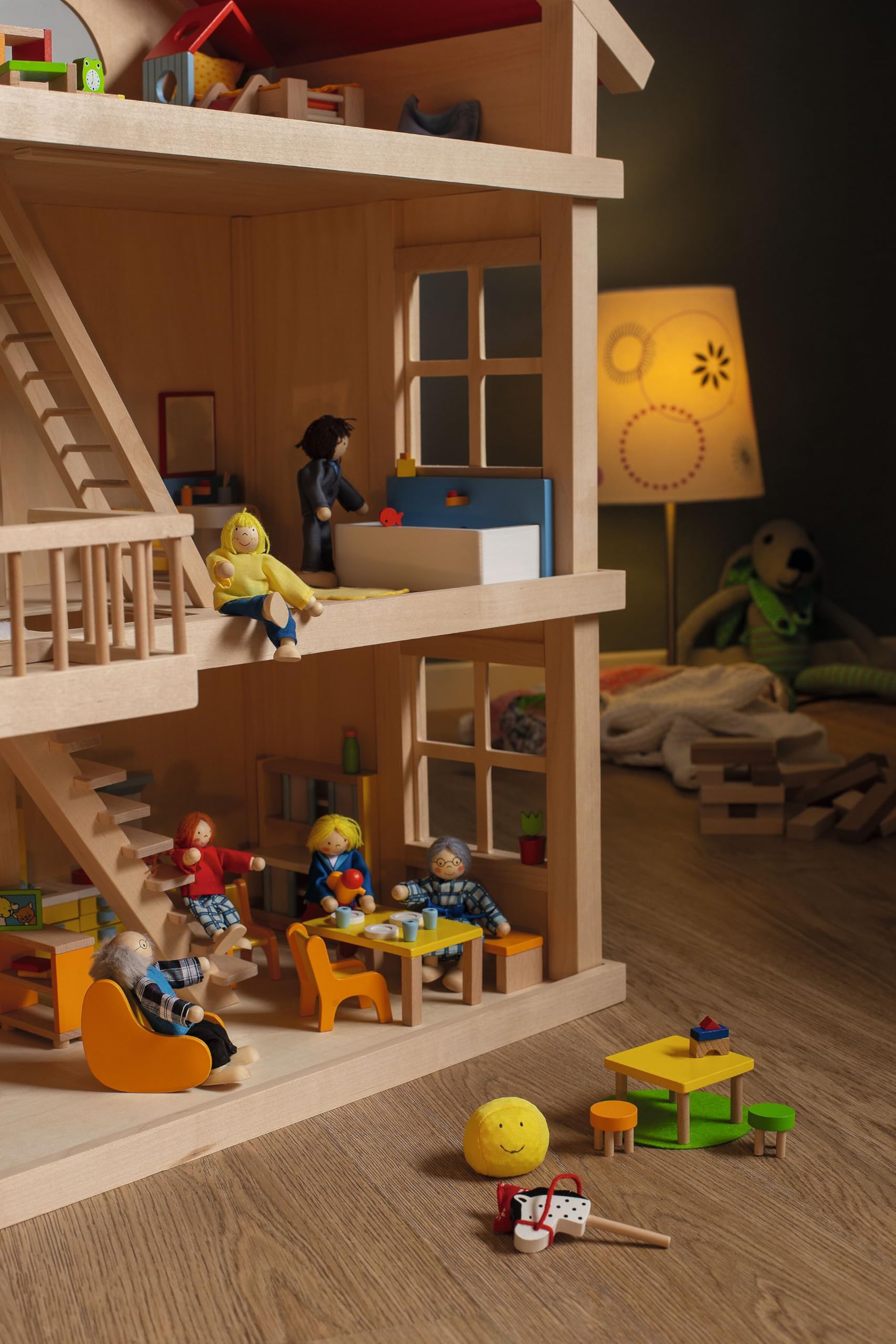 goki 6633 - Puppenhaus Set XXL, 115 Teile aus Holz & Textil, Komplettes Möbelset & Zubehör, Biegepuppenfamilie, Küche, Badezimmer, Schlafzimmer, Wohnzimmer, Haus mit Etagen 65 x 35 x 88cm, ab 3 Jahre