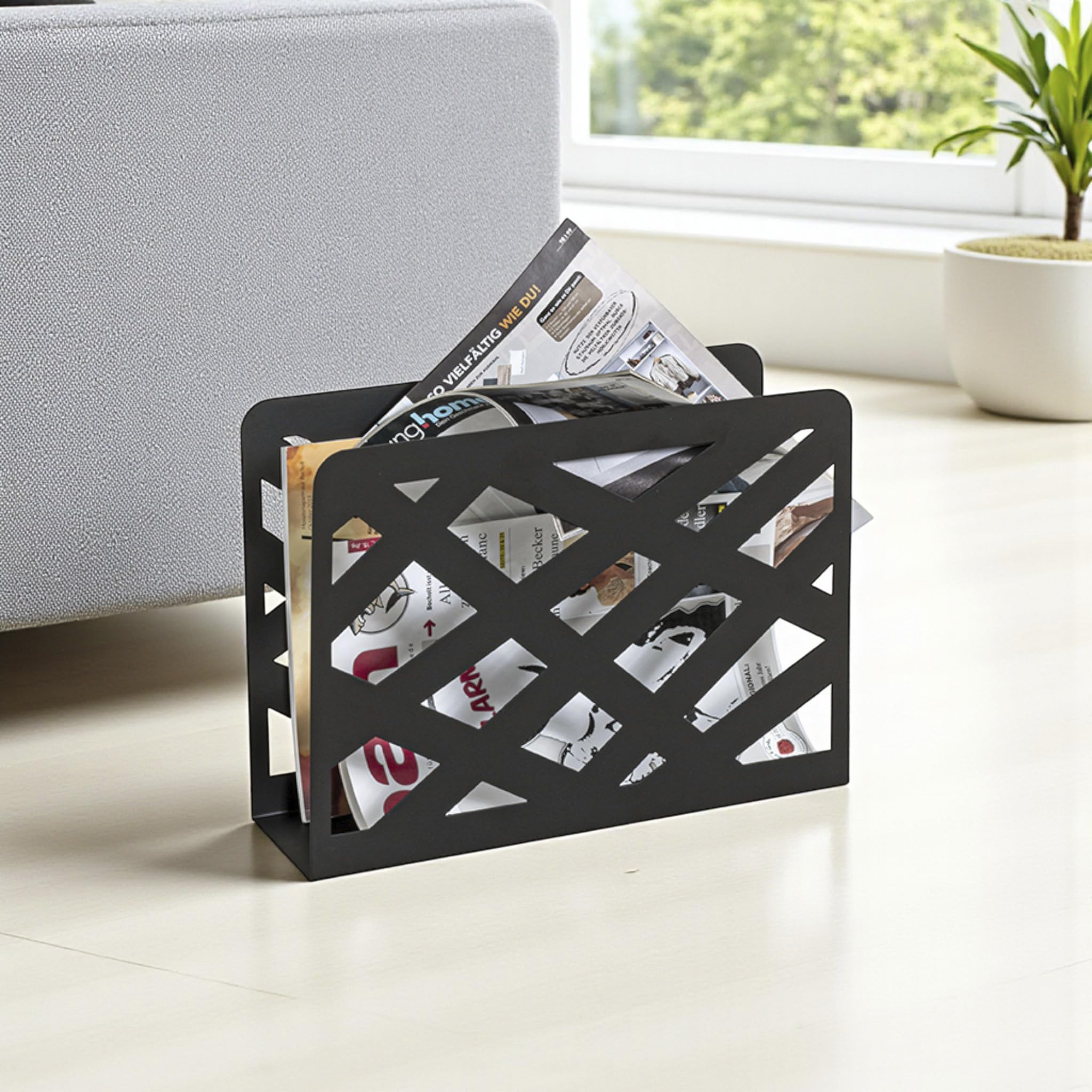 HAKU Revistero de metal negro con perforaciones trapezoidales, soporte para periódicos y cesta para revistas - Dimensiones: An 35 x Al 26 x Pr 10 cm, Estilo: Moderno