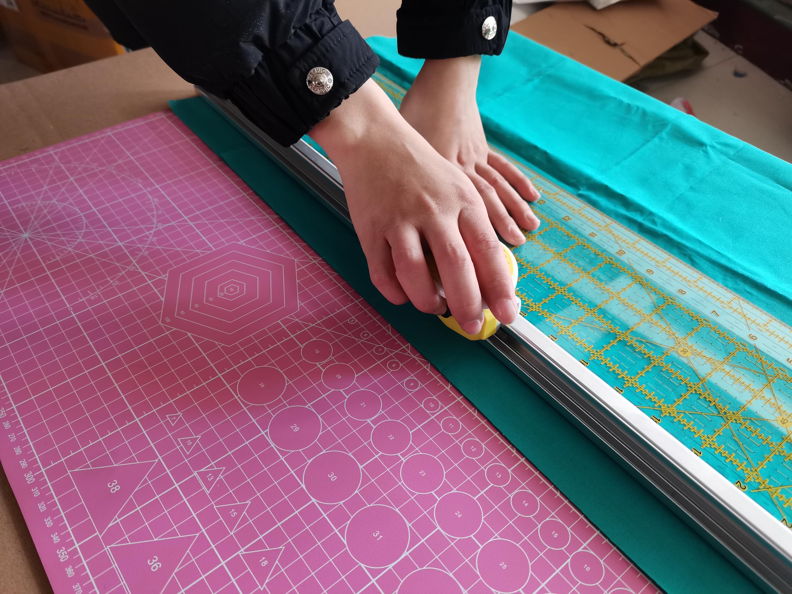 61 cm L x 15,2 cm B Rollschneider und Lineal, Kombination mit 2 zusätzlichen Klingen, Stoffschneider mit ergonomischem Griff für einfaches Schneiden von Stoff