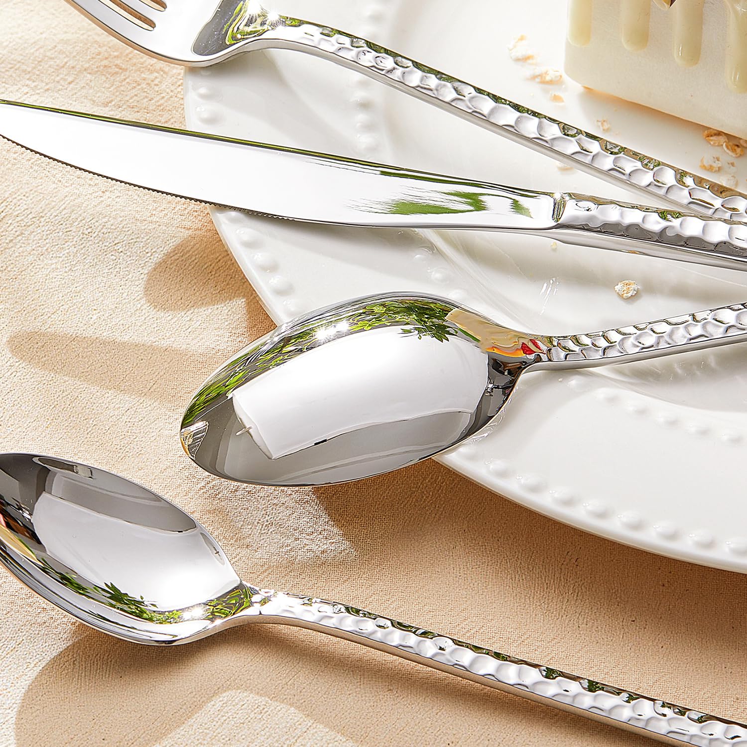 HIKAA Besteck Set 12 Personen aus Gehämmert, 60-Teilig Essbesteck 18/10, Edelstahl Besteckset für Zuhause, Partys, Hochzeiten, Cutlery Set Hochglanzpoliert Spülmaschinenfest, (Silber)