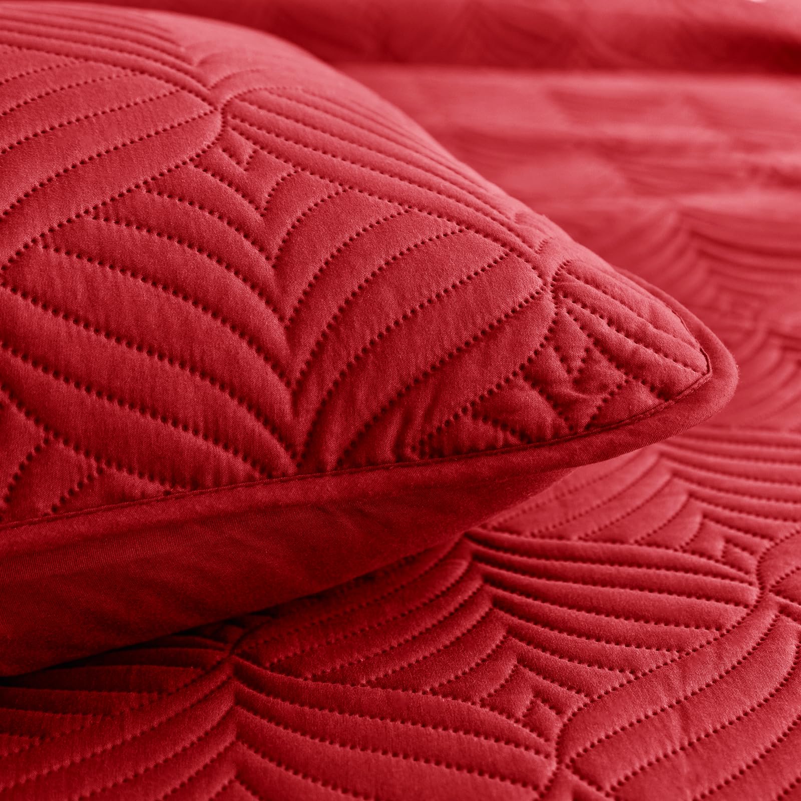 Whale Flotilla Colcha Moderna de 260 x 280 cm, Colcha con 2 Fundas de Almohada, Edredón de Microfibra con Estampado en Relieve, Ropa de Cama Ligera y Suave para 4 Estaciones, Rojo