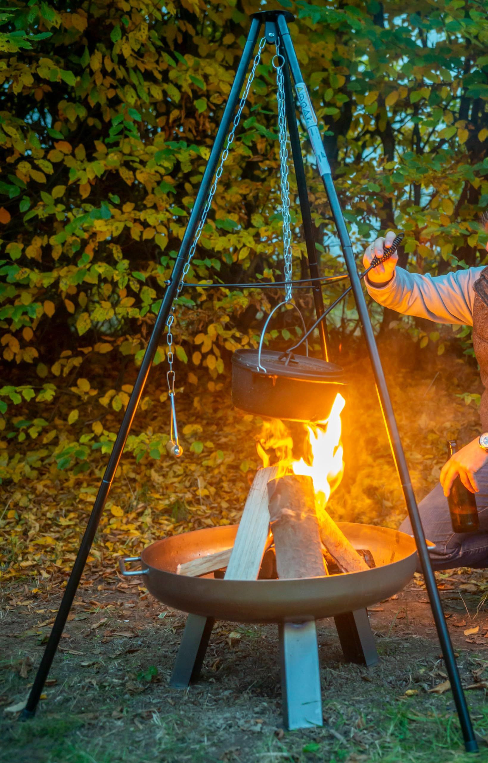 Barbecue Suspendu sur Trépied avec Marmite en Fonte et Grille de Cuisson 46 cm, Brasero 50 cm, Chaîne 150 cm, Charbon de Bois