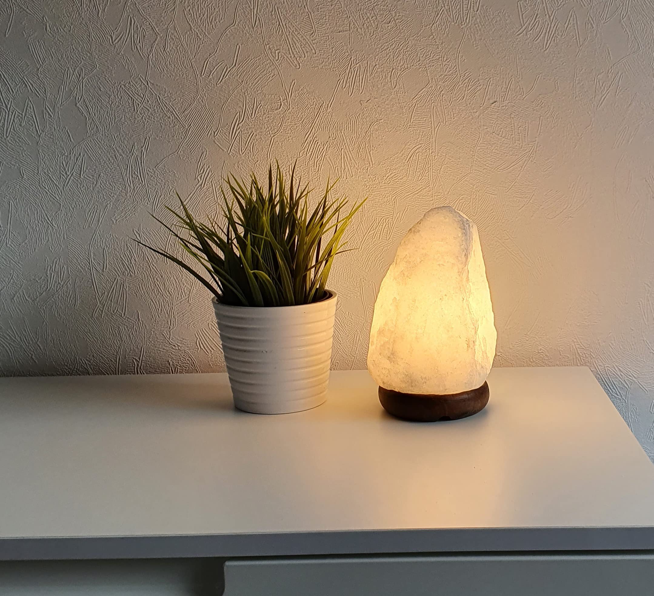 Salzkristalllampe weiß – Salzsteinlampe natürliche Salzlampe Salzstein Wellness Dekolampe für Schlafzimmer Wohnzimmer & Büro Lampe Himalaya Salzlampe aus der Salt Range Pakistan Holzfuß + LED