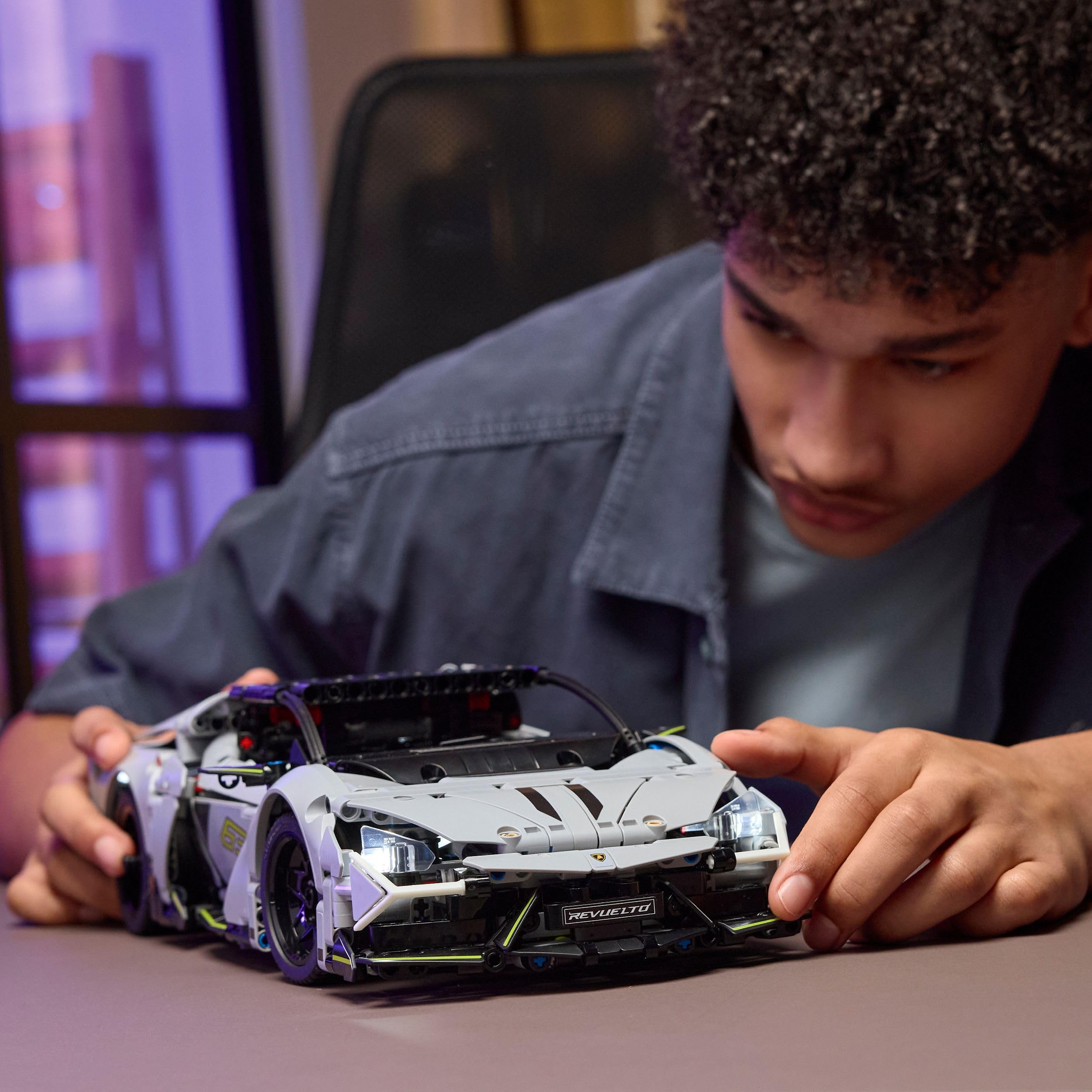 LEGO Technic Lamborghini Revuelto Supersportwagen Spielzeug – ferngesteuertes Automodell mit Lichtfunktionen, Lenkung und wiederaufladbarem Akku-Hub – Geschenk für Jungen ab 10 Jahren – 42214