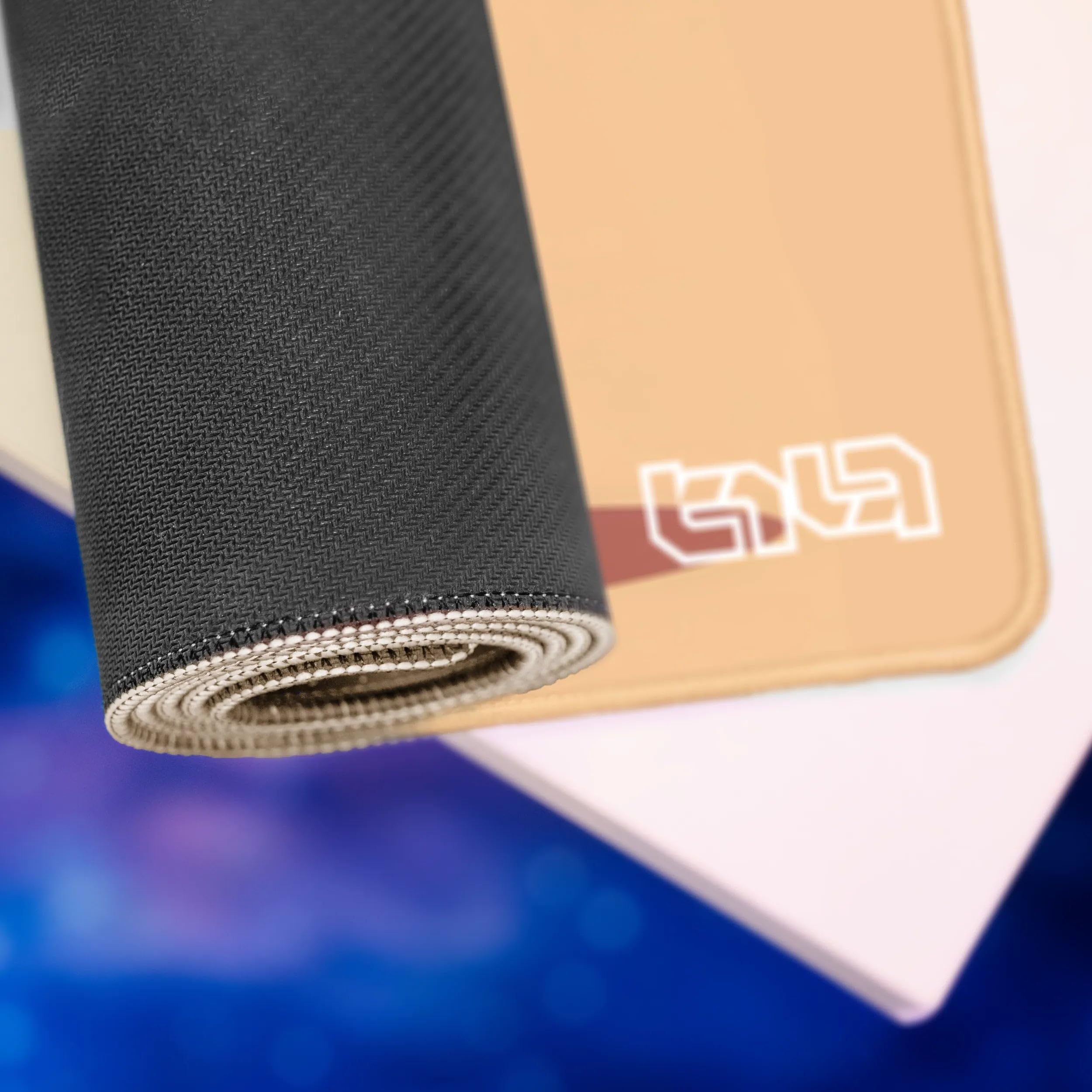 Tilt Podkładka na Biurko 100x50 cm | Antypoślizgowa Duża Podkładka pod Mysz oraz do Akcesoriów Komputerowych i Biurowych | Wodoodporna Mata na Biurko XXL (Chibi Solider)
