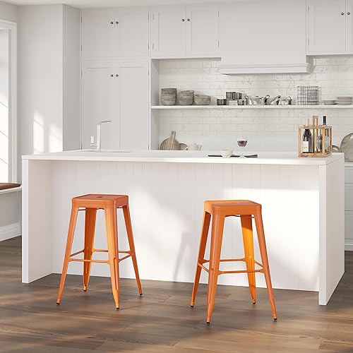 Merrick Lane Taburete de altura de barra serie Newark - Acabado naranja - Marco de metal con soporte cruzado - Diseño sin espalda - Reposapiés