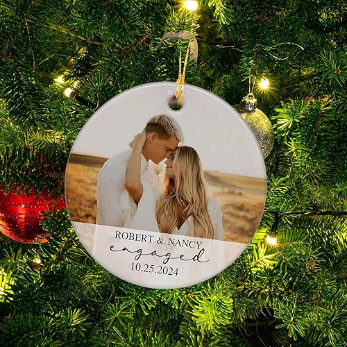 Miniatura 6 de Adorno de recuerdo de pareja recién comprometida 2024, adorno de cerámica de Navidad de compromiso personalizado para parejas, regalo personalizado