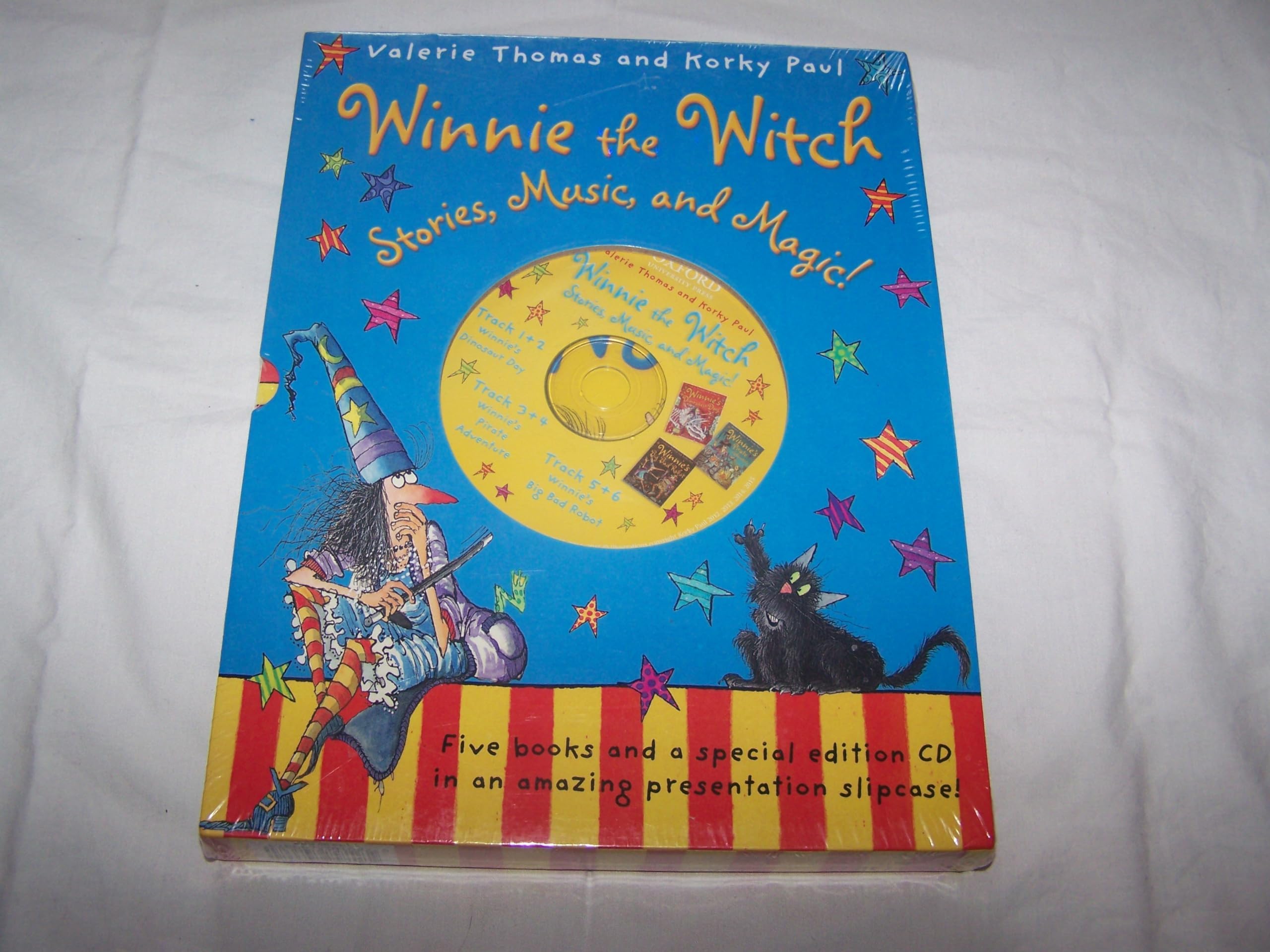Winnie the Witch: Stories, Music, and Magic! (5 books with CD) Paperback – 1 Oct. 2015