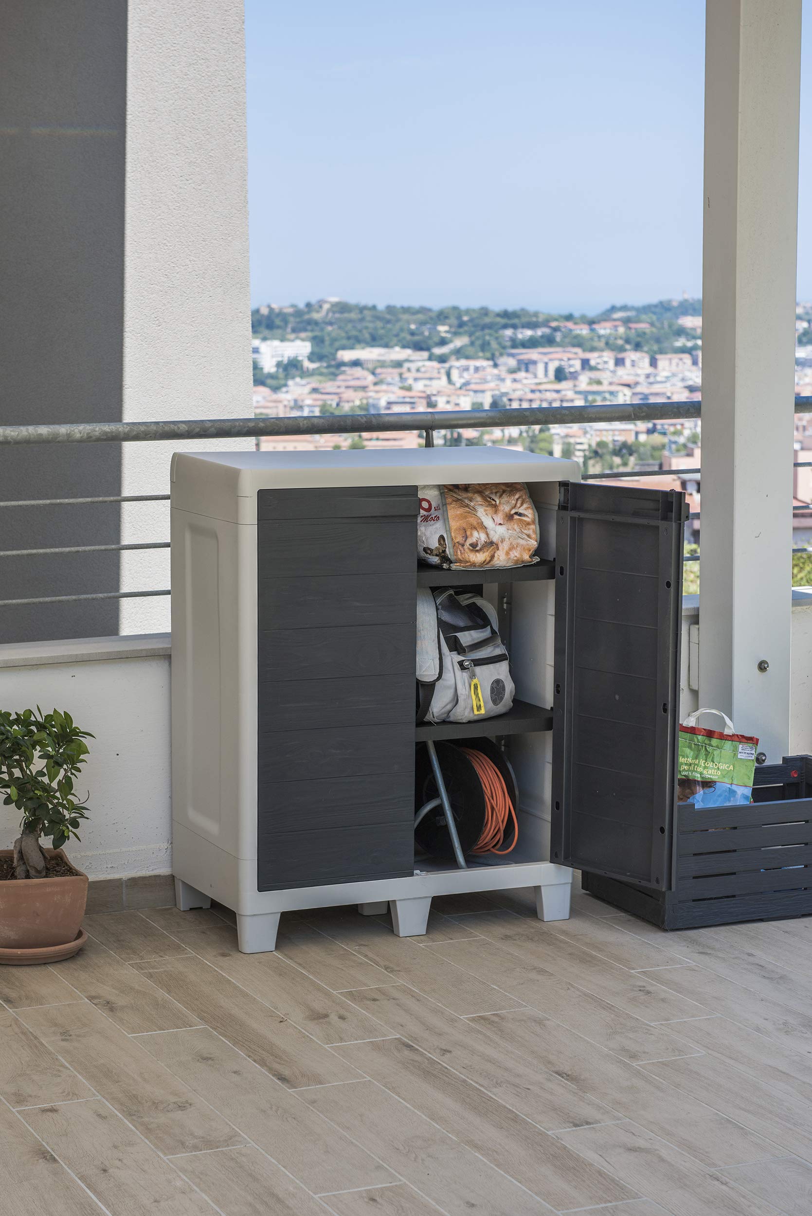 Toomax Armadio Basso Woody'S XL 78x46x101h cm in plastica resistente effetto legno grigio chiaro/antracite, con 2 ripiani regolabili e piedini, ideale per garage, cantine e spazi interni