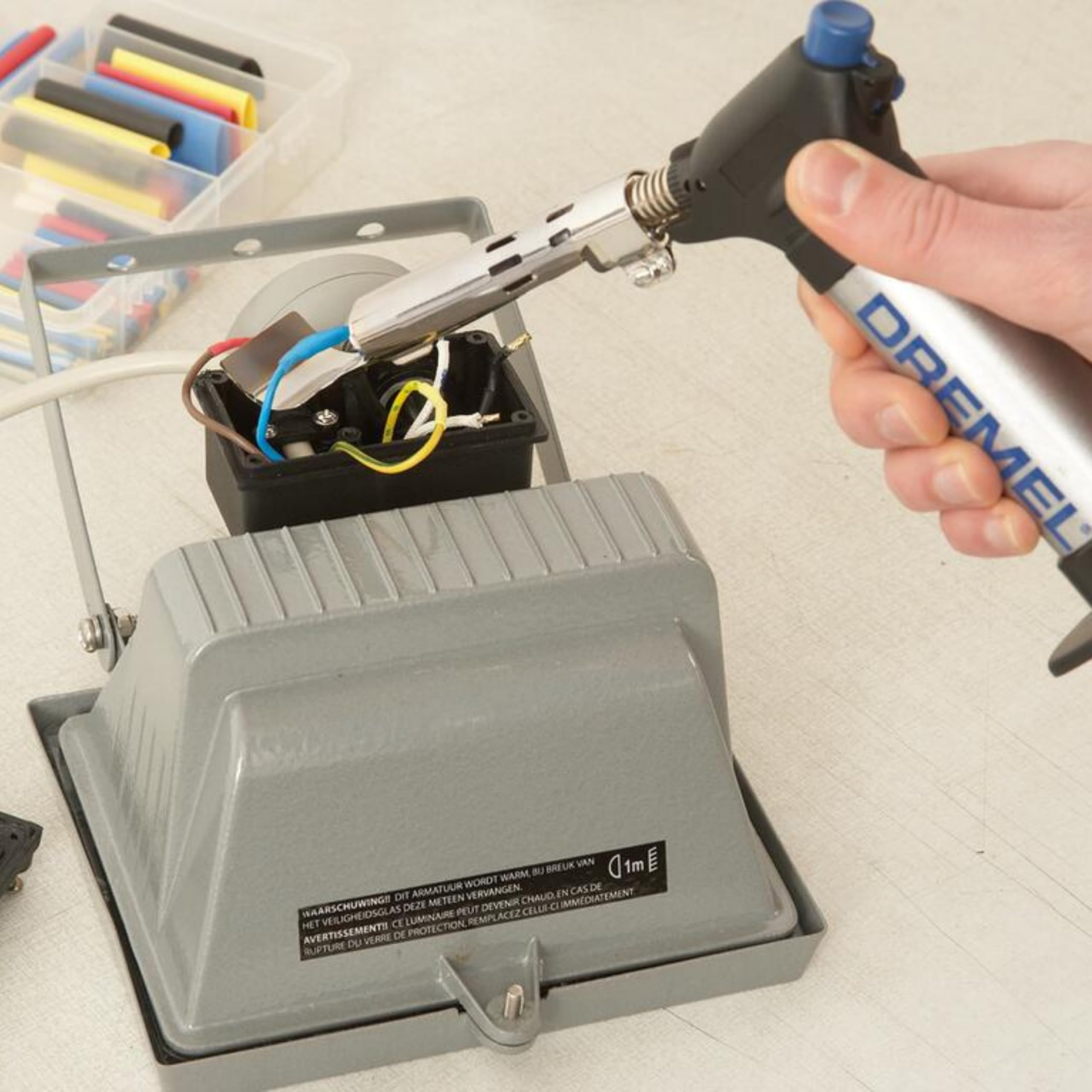 Dremel 2200 VersaFlame Brûleur à gaz butane multifonction - Lampe à souder au gaz butane et kit de soudure (avec 5 accessoires pour souder, rétrécir, souder, flamber)