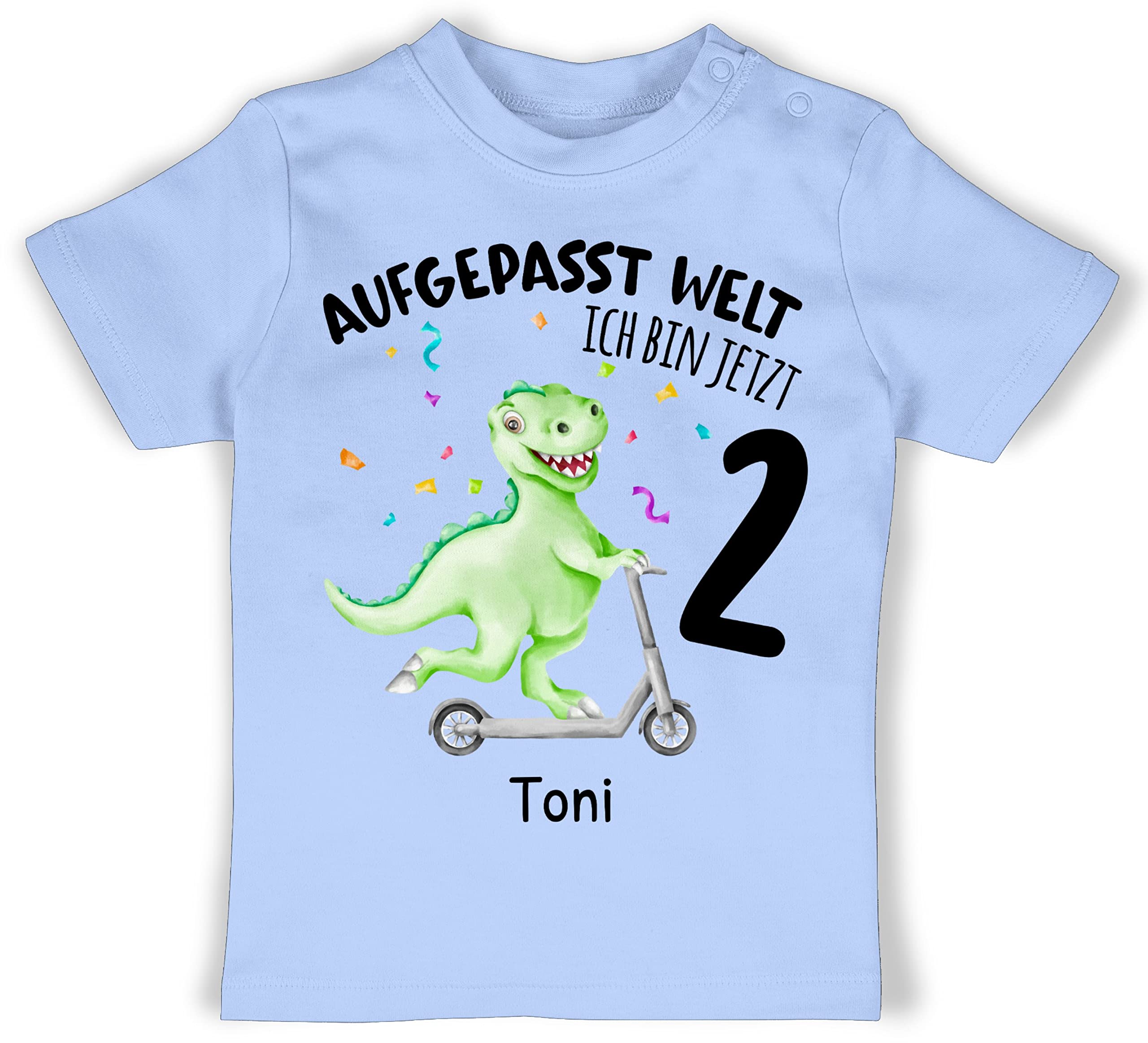 Geschenk mit Namen personalisiert by Shirtracer - Baby T-Shirt Mädchen Jungen - 2. Geburtstag - Aufgepasst Welt - Ich Bin jetzt 2 - Dino mit Name zum Zweiten