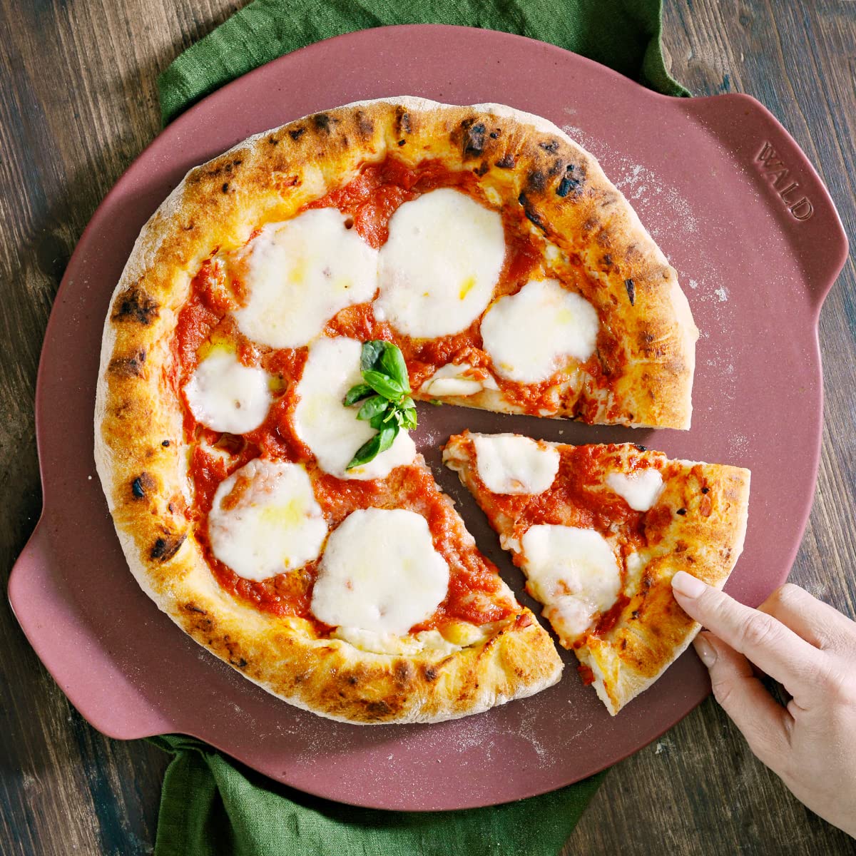 Wald - Cuoci Pizza in Argilla, per Cottura su Barbecue, Forno e Microonde fino a 500°C. Piastra Smaltata per Preparare in Casa Pizze Croccanti e Saporite. 4 Colori diametro cm 33