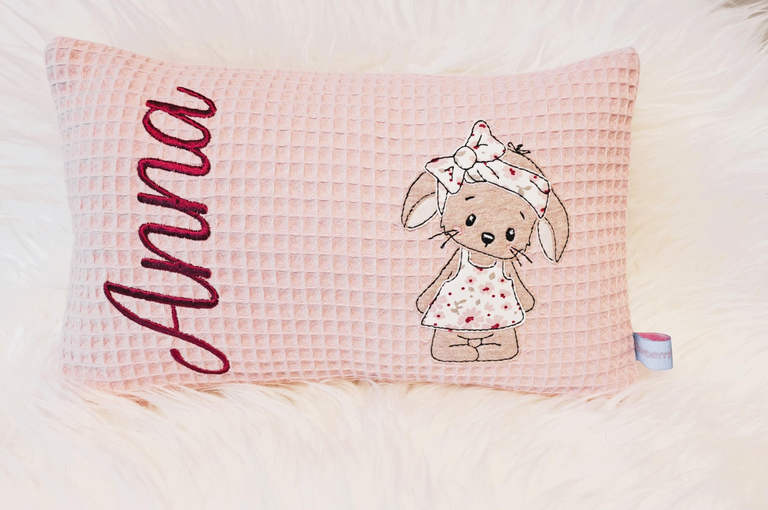 Personalisiertes Kissen zur Geburt und Taufe | Bestickt mit Namen und süßem Tiermotiv | Waffelpiqué Häschen, 30cm x 50cm)