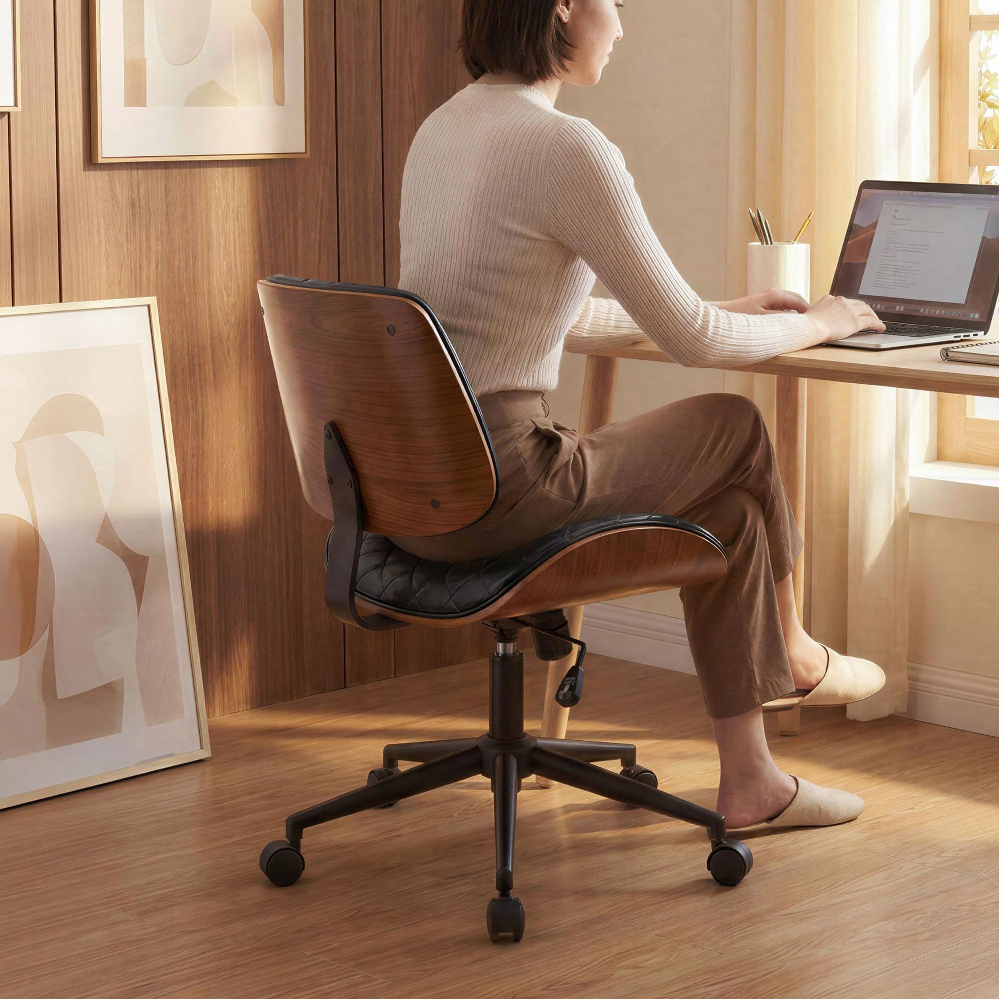 Bürostuhl Schwarz mit Stabiler Holzstützung, Schreibtischstuhl ohne Armlehne, Drehstuhl Büro mit Rollen, Hochwertiger Bürostuhl Leder Optik, Drehsessel für Home Office & Arbeitszimmer