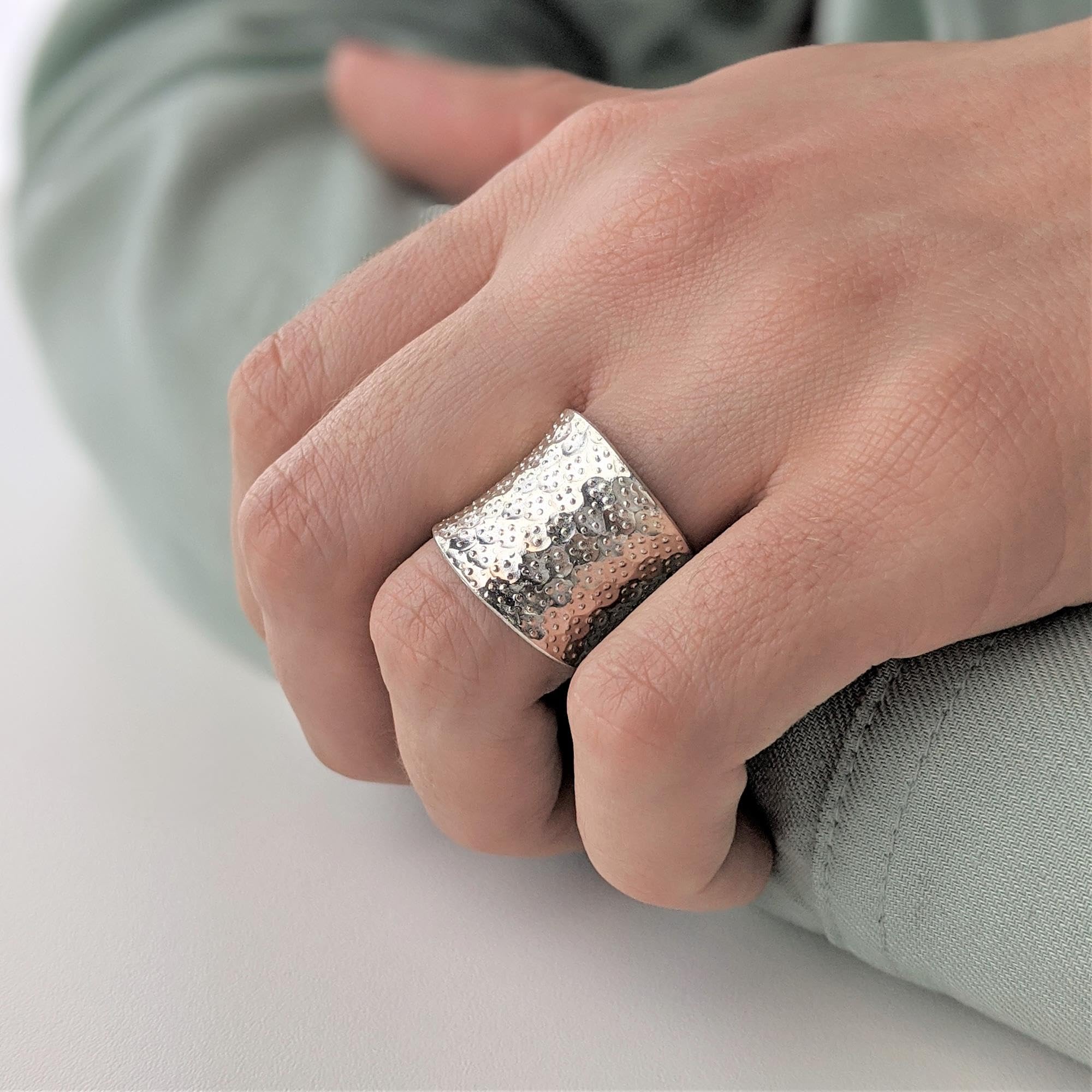 81stgeneration Hill Tribe Anillo de Banda Ancha Martillado de Plata con Textura de Puntos | Anillo Cóncavo Ajustable de Plata 999 para Mujer | Joyería Tribal Medieval | Anillos Gruesos para el Pulgar