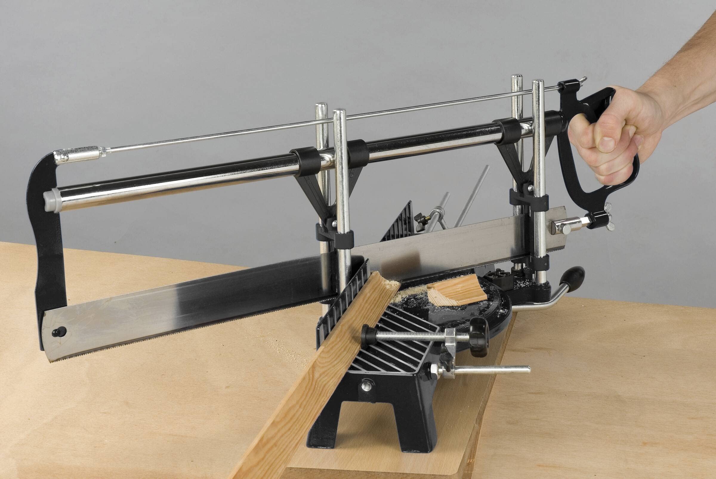 KWB Sierra ingletadora de 550 mm, con pies de goma y brazo giratorio, metal, plástico y holu