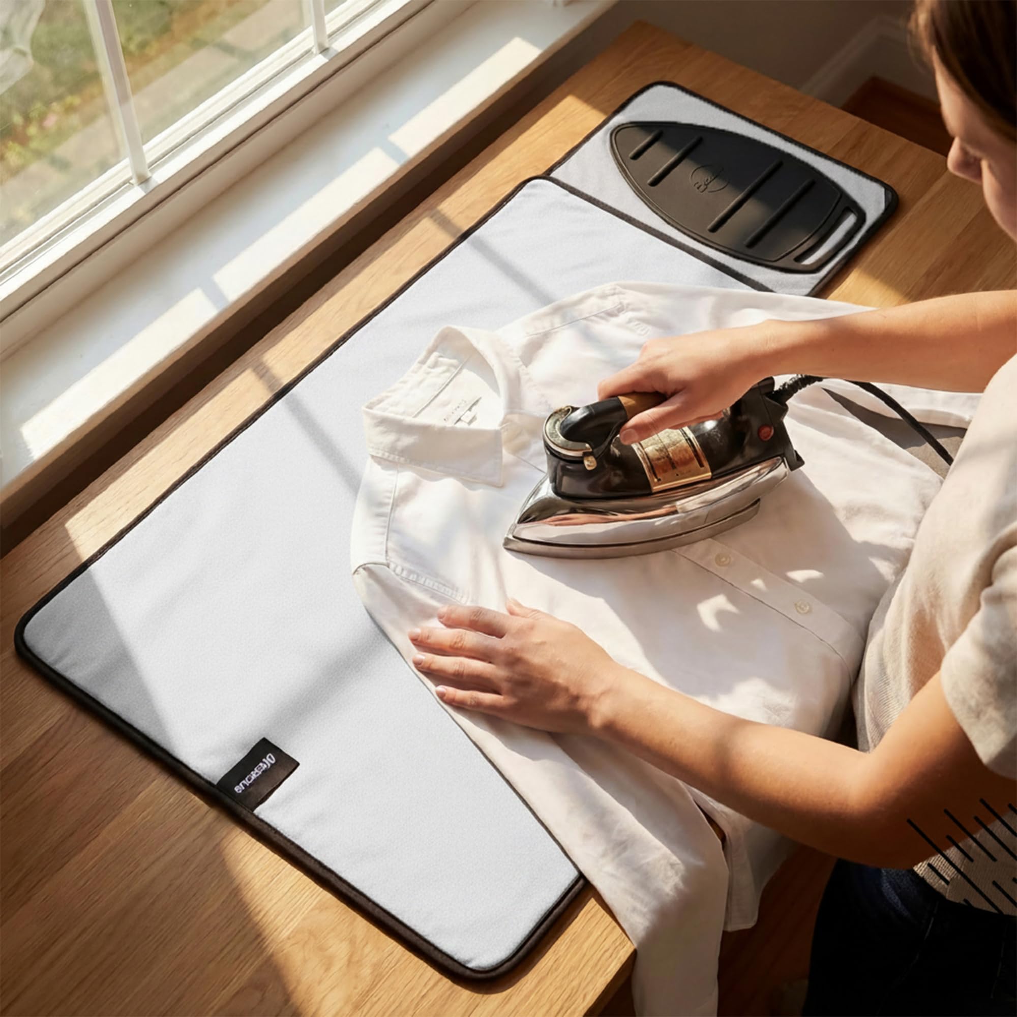 Encasa XO Ironing Mat/Pad - Argento metallico (grande 70x50 cm) con 5 mm di imbottitura in schiuma e ferro da stiro in silicone per la pressatura a vapore su tavolo o letto