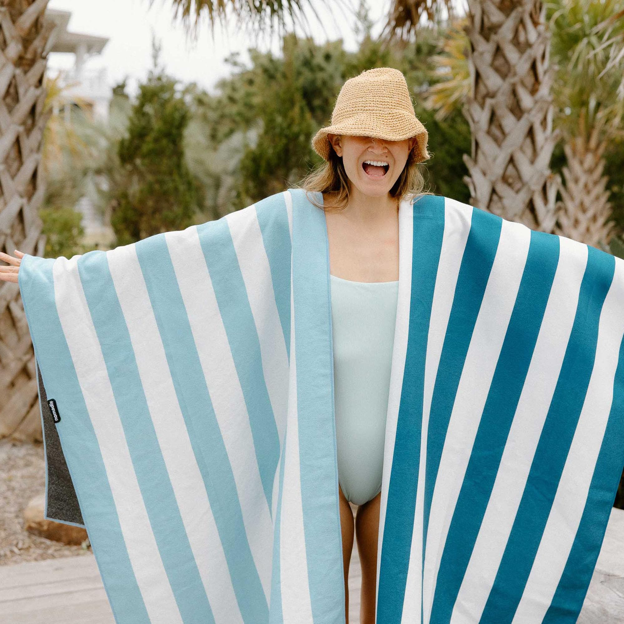 Nomadix Original-Handtuch, perfekt für Strand, Pool, Reisen, Camping, Yoga, aus recycelten Materialien, super saugfähig, sandabweisend, Cabana-Streifen, Himmelblau, 72,5 x 30 cm