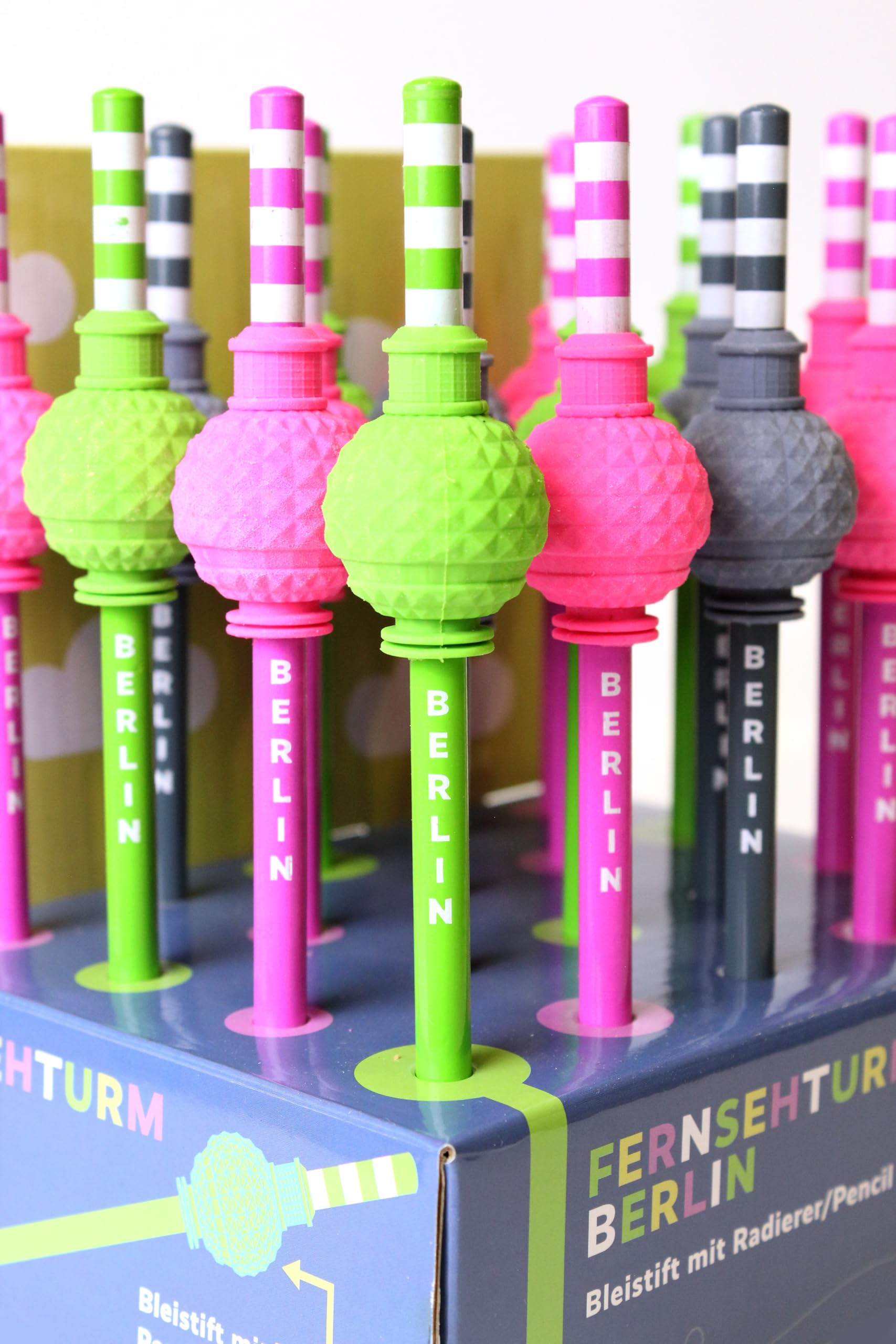NEUE FREUNDE Berlin Bleistift mit Radiergummi - 20 Stück - Souvenir Fernsehturm Alexanderplatz - Display mit 20 Stück - HB Bleistift mit Radierer
