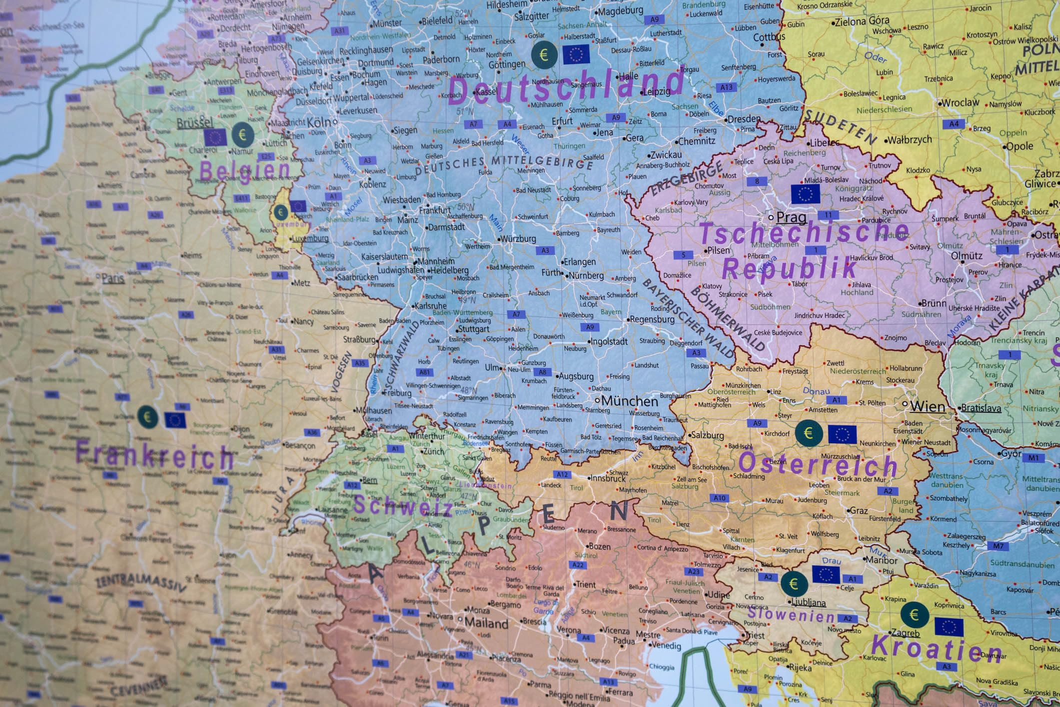 GeoMetro Europakarte mit Laminierung und Holzleisten zum Aufhängen, 90 x 123 cm, deutsche Version, reißfest, 2025