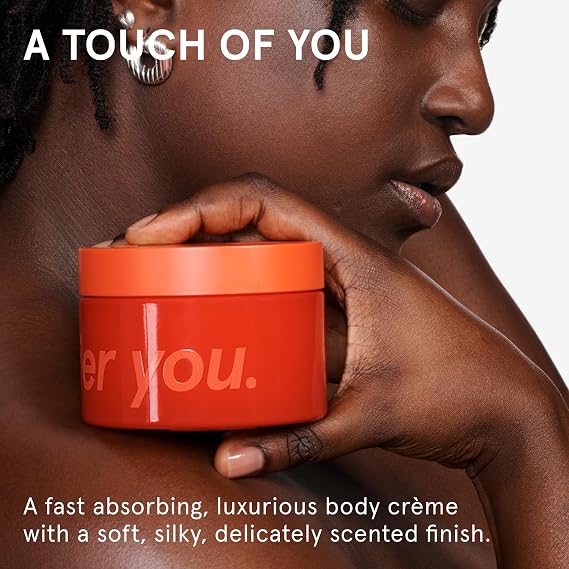 كريم الجسم Glossier Creme de You Dry-Touch - كريم الجسم Signature You Fragrance المعطر للبشرة الجافة والترطيب لمدة 24 ساعة - زبدة الشيا وزيت الجوجوبا - دافئ وحار - تم اختباره من قبل أطباء الجلدية، نباتي، 215 مل
