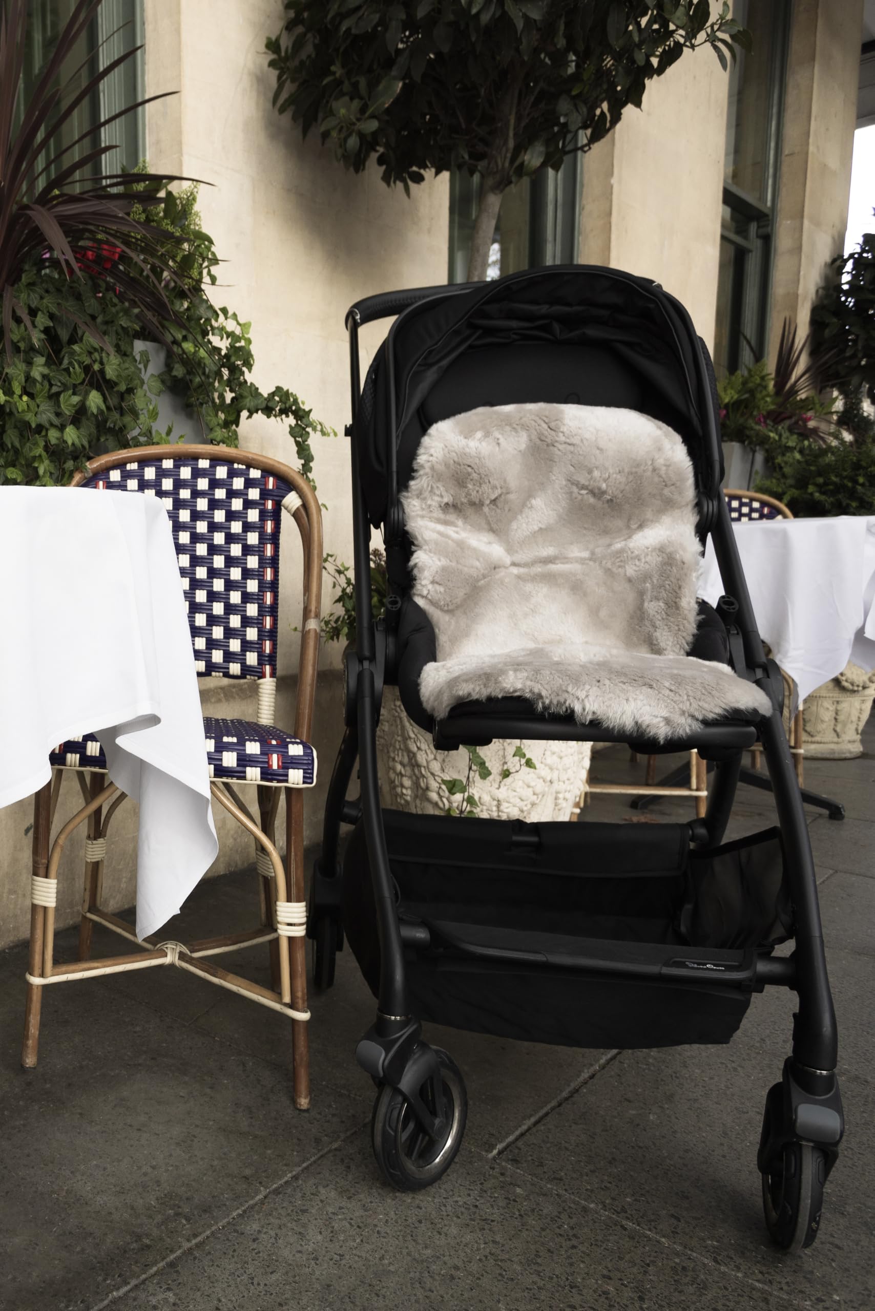 Naturally Sheepskins Luxuriöses Schaffell-Futter für Kinderwagen, 100 % natürlich, universelle Passform, atmungsaktiv, temperaturausgleichend, pflegeleicht (Taupe)
