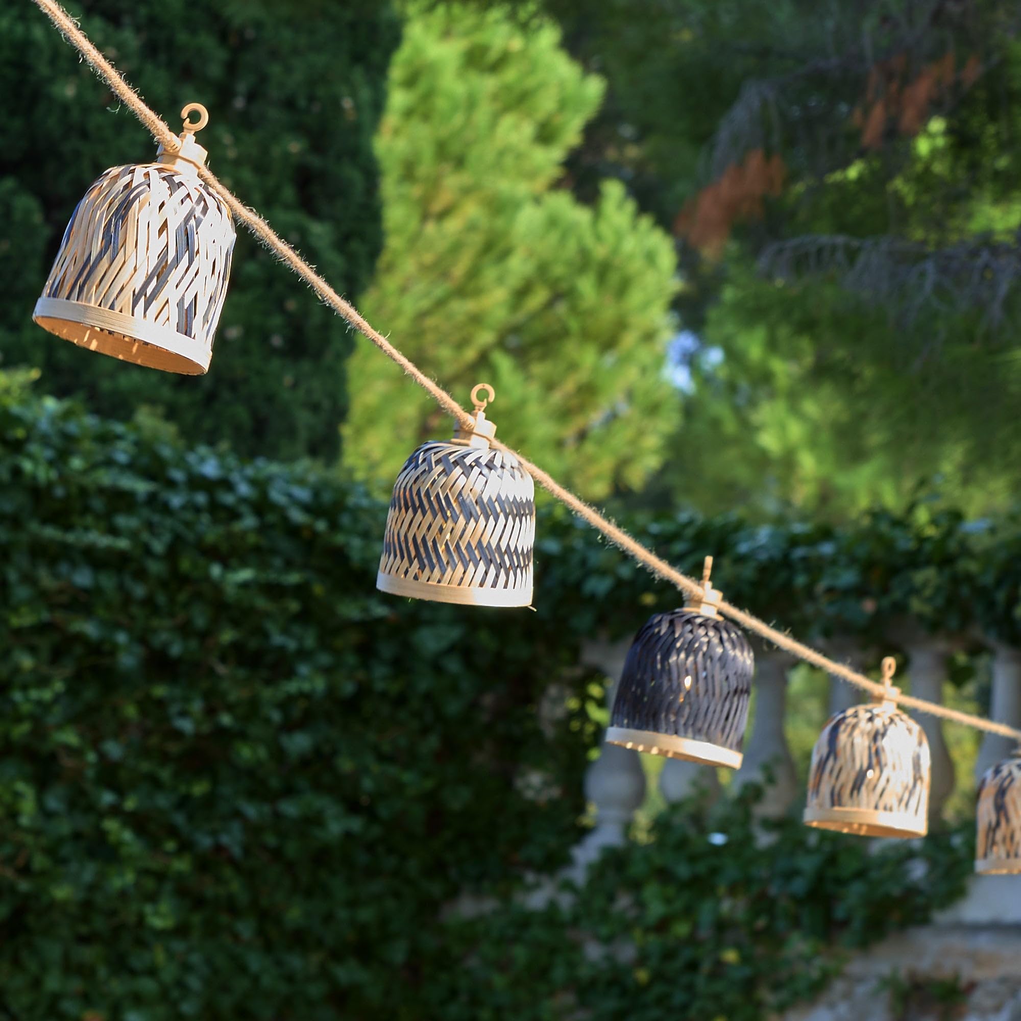 Ghirlanda luminosa esterna collegabile 10 paralumi naturali in bambù LINA LIGHT HYBRID LED bianco caldo 8m solare e su settore