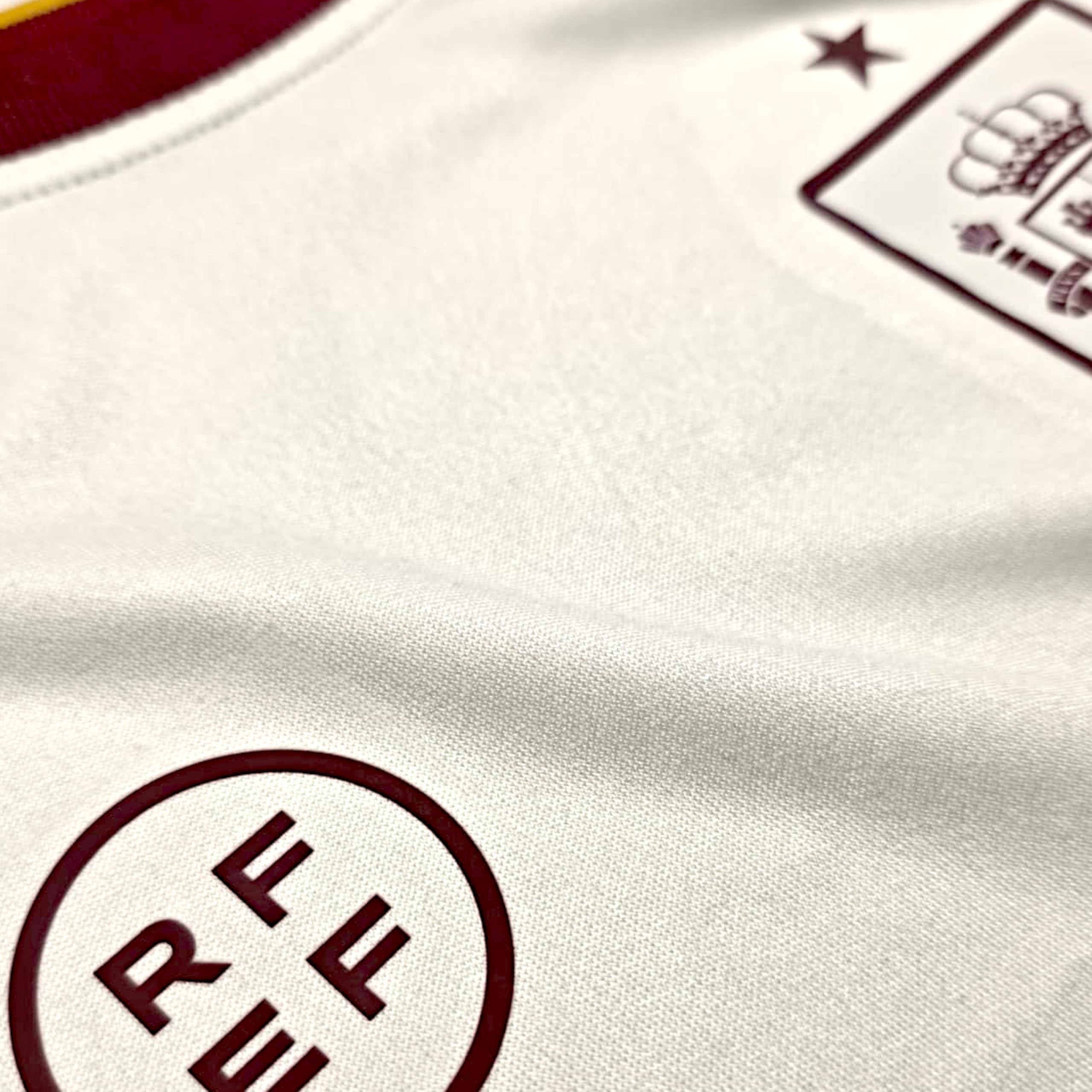 Champion's City Kit España Mundial 2026-2028 | Réplica Camiseta y pantalón | Lamine Yamal 19 | Color Blanco y Granate | Conjunto fútbol para Adulto y niño — view 8