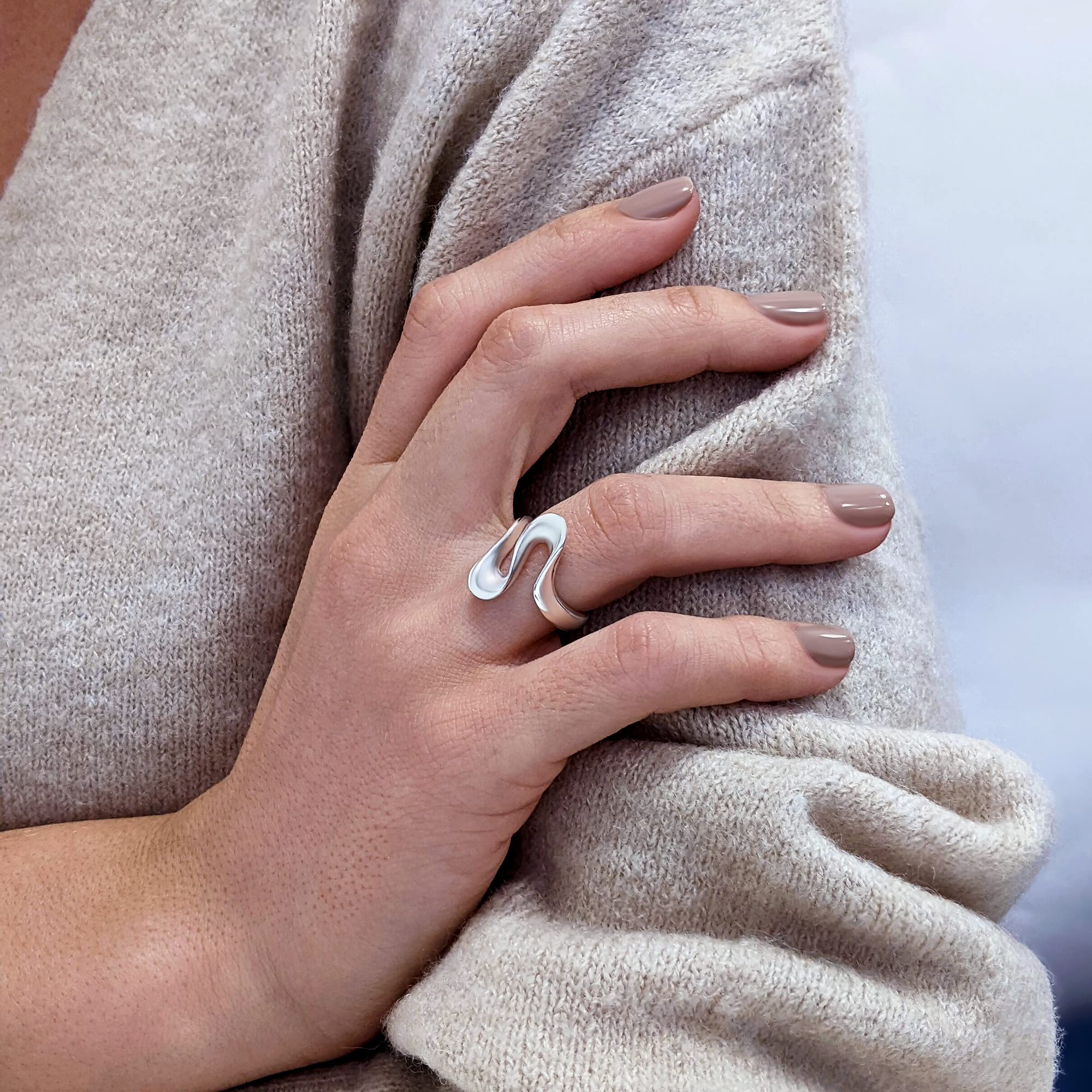 Silverly Anillo Ondulado de Plata de Ley para Mujer | Joyería Abstracta vanguardista de Plata 925 | Diseño Único de Ondas Escultóricas Modernas | Anillo Ancho Asimétrico con Remolino Fluido Orgánico